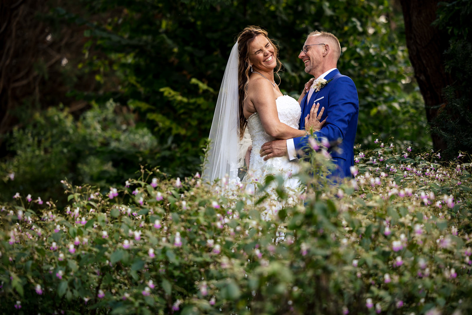 Trouwfotograaf Westland trouw fotoshoot bij De Zwetburch bruidspaar lekker aan het genieten