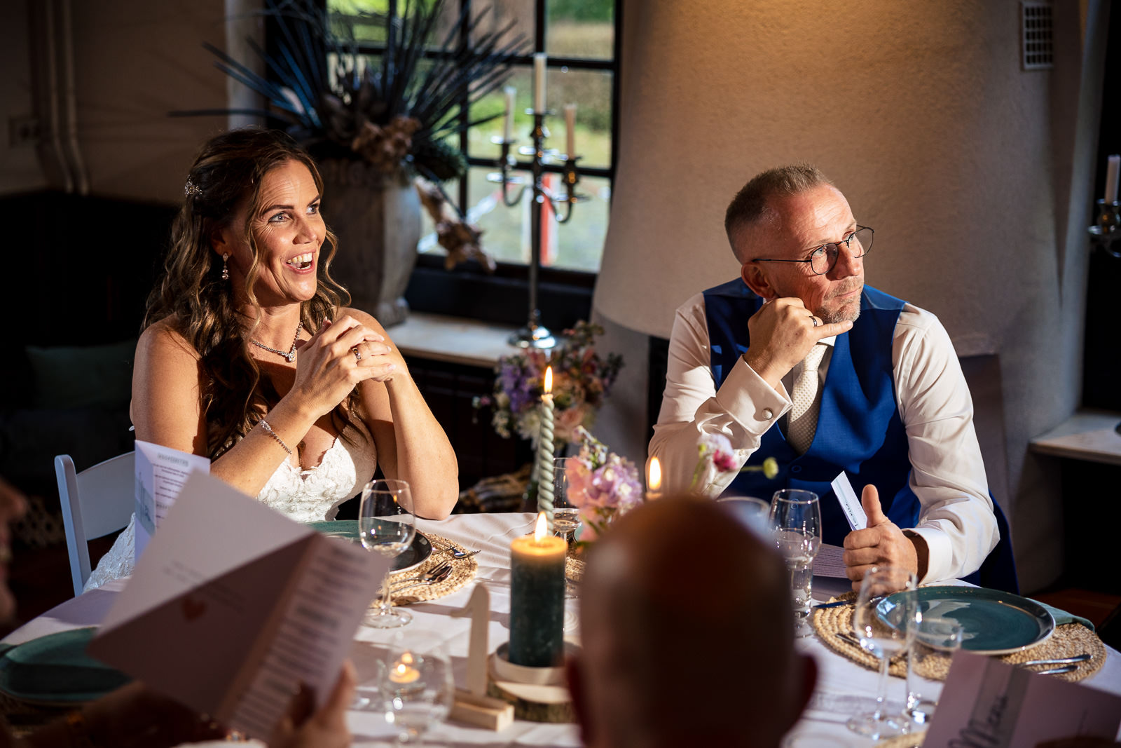 Trouwfotograaf Westland reactie Bruidspaar tijdens een speech