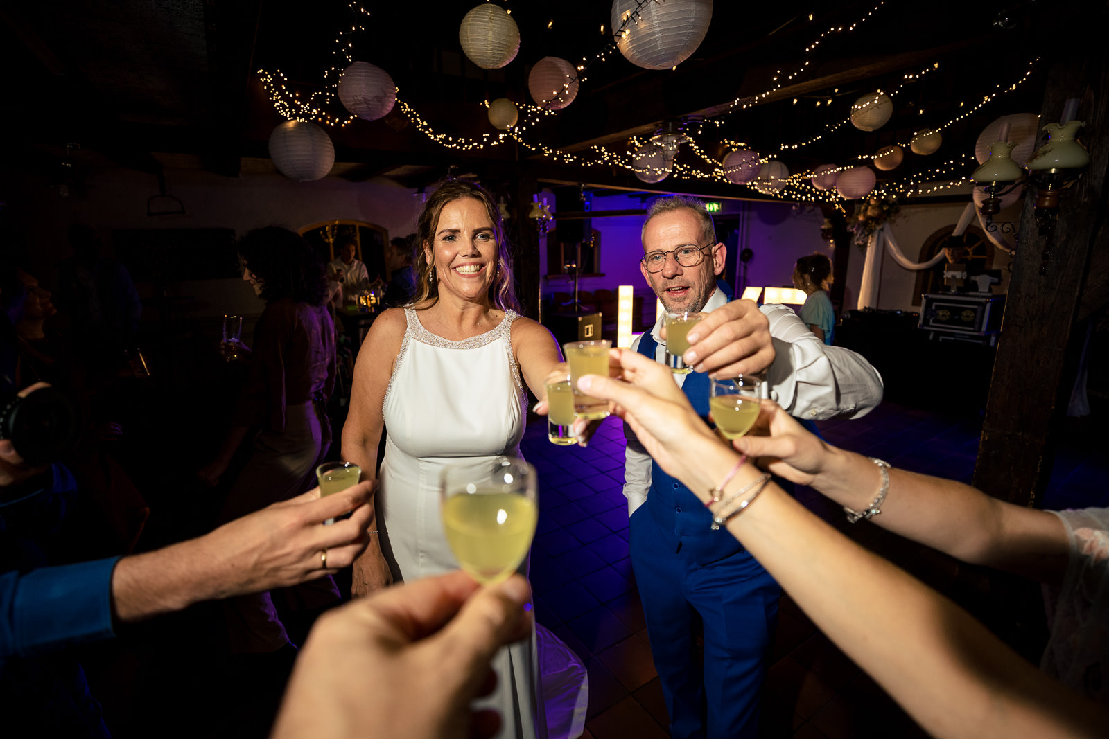 Trouwfotograaf Westland bruidspaar neemt shotjes tijdens feest