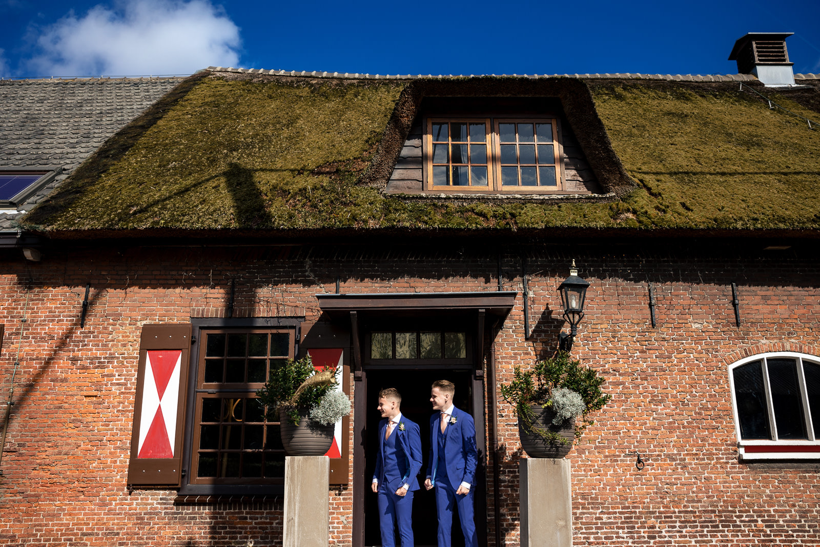 Trouwfotograaf Westland bruidsjongens wacht op de bruid bij De Zwetburch