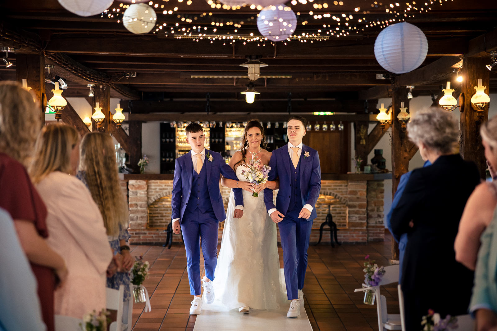 Trouwfotograaf Westland trouwceremonie bruid komt op met bruidsjongens