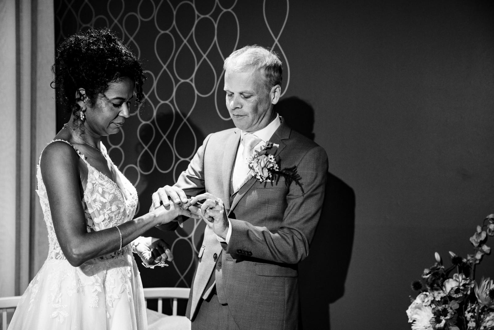 Farida en Hans schuiven elkaar de ringen om tijdens het officile ja-woord.