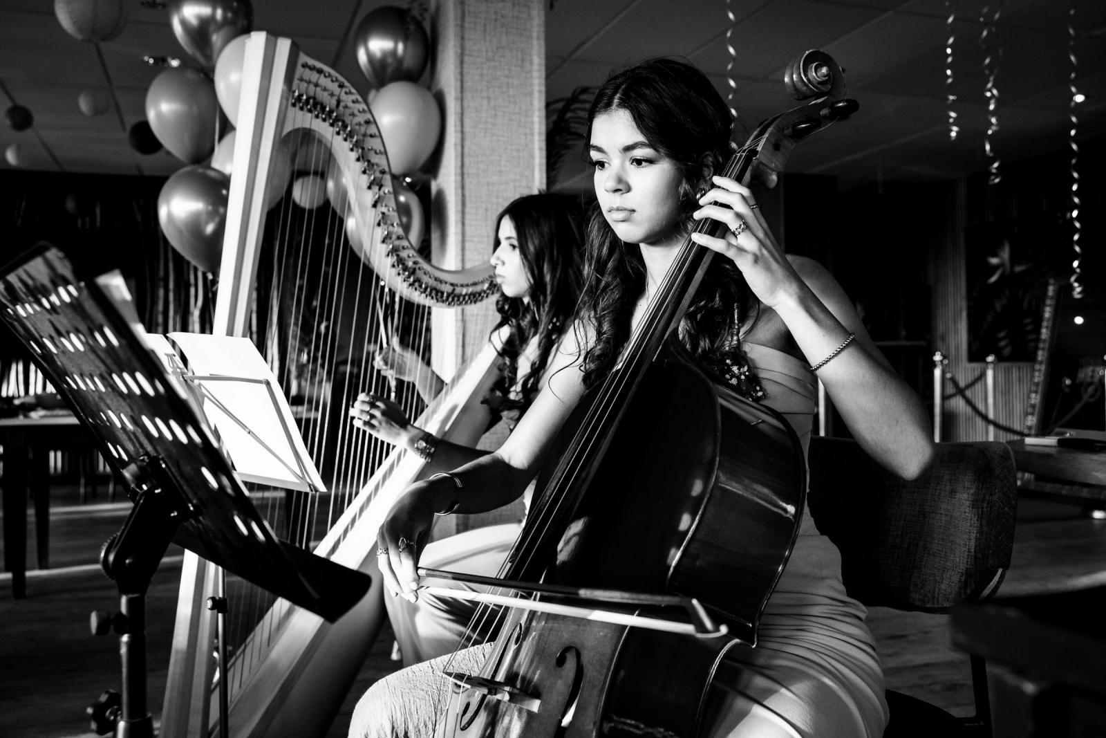 Emotioneel optreden van de twee dochters van Farida en Hans die cello en harp spelen tijdens de bruiloft.