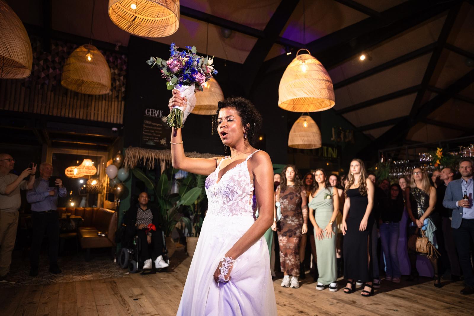 Bruid die klaar staat om haar boeket te gooien