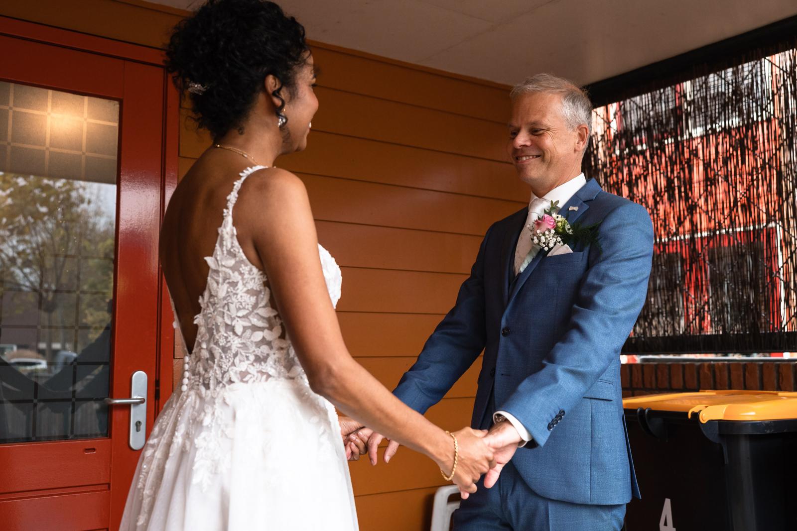 Farida en Hans zien elkaar voor het eerst bij de voordeur, hand in hand en zichtbaar emotioneel en blij.