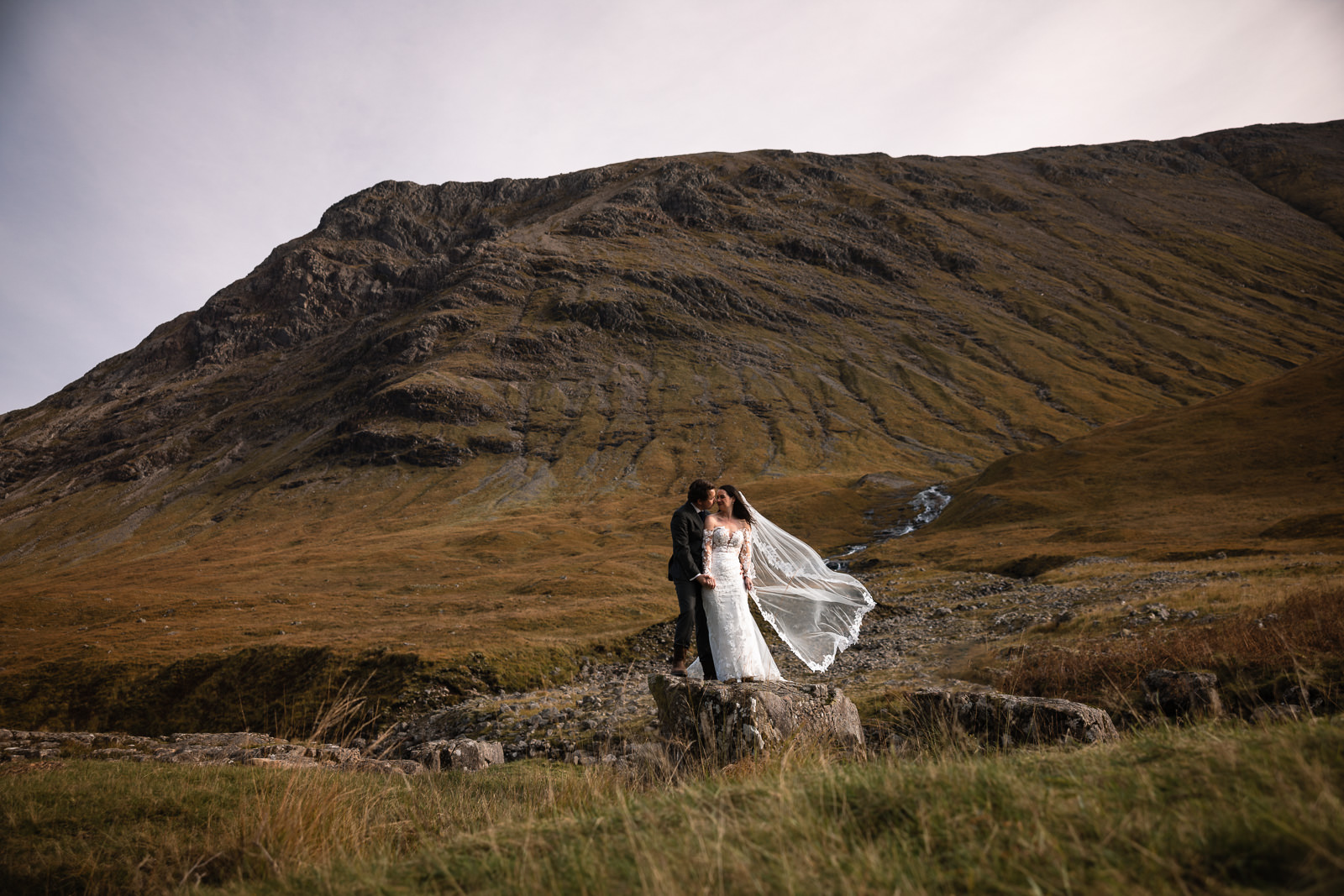 Highlands Wedding Photographer Scotland Vail in de wind