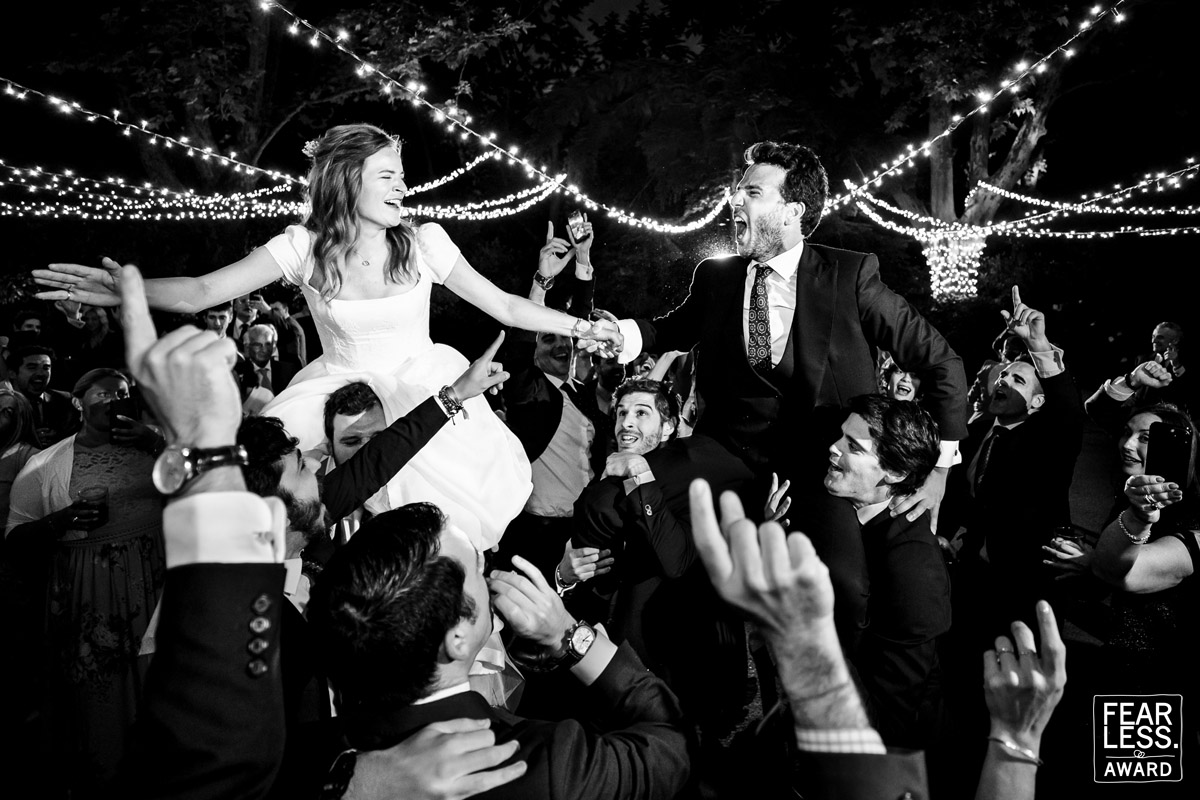 Bruidspaar viert feest tussen vrienden en familie – documentaire trouwfotografie bij een destination wedding in spanje en Fearless Award