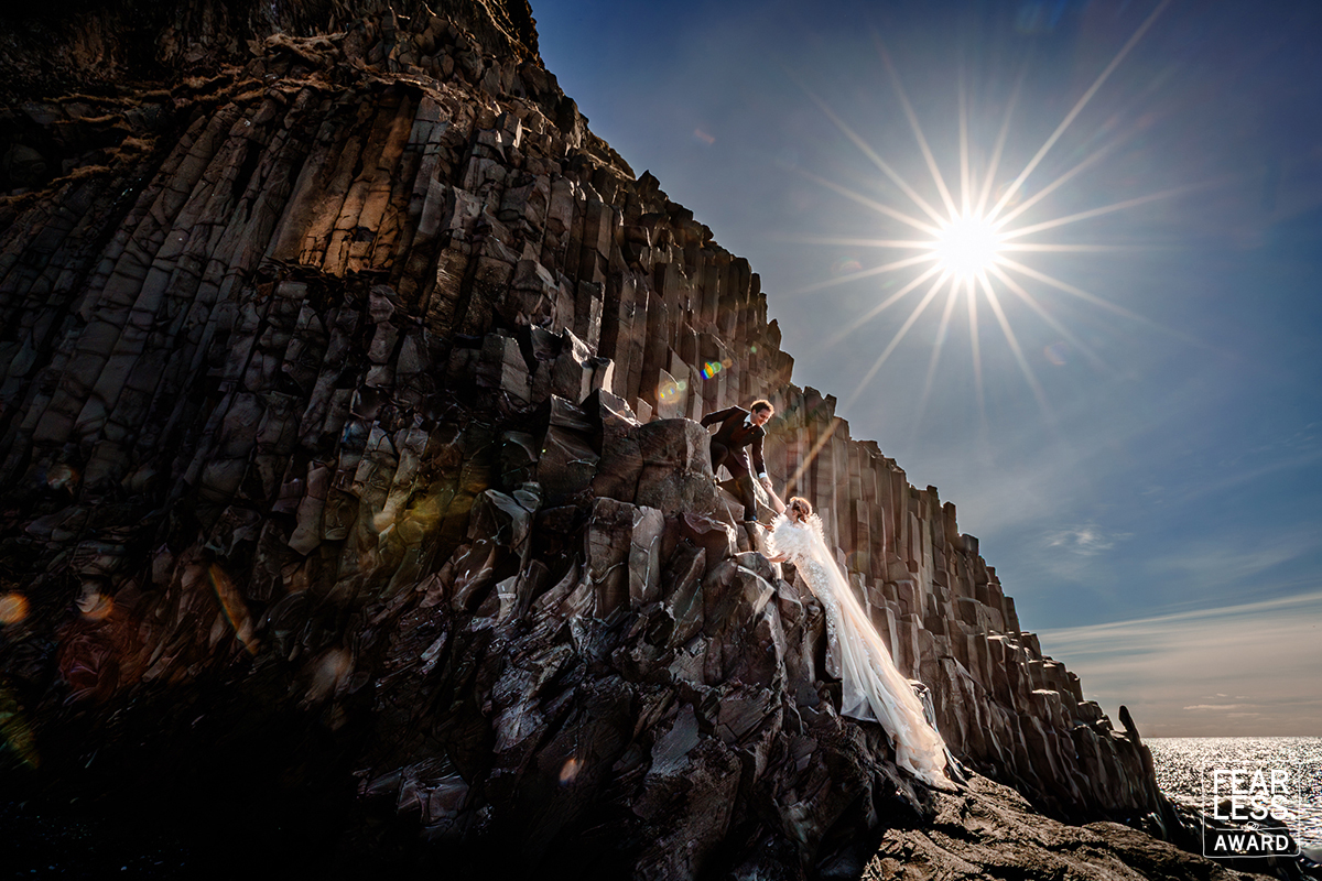 Creatieve trouwfotografie van bruidspaar in het spectaculaire landschap van IJsland – destination wedding photographer