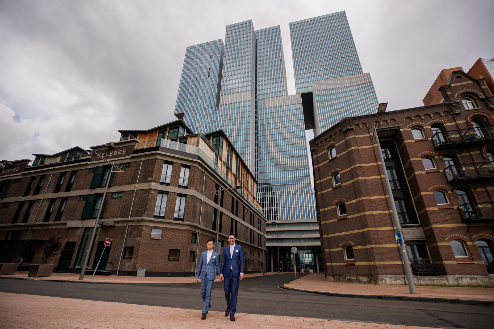 Fotoshoot met twee bruidegommen voor hun homohuwelijk in Rotterdam