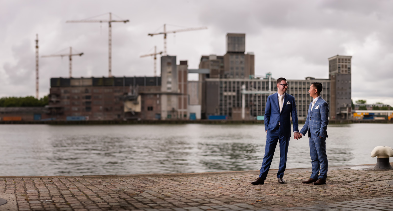 Fotoshoot twee bruidegommen voor hun homohuwelijk in Rotterdam