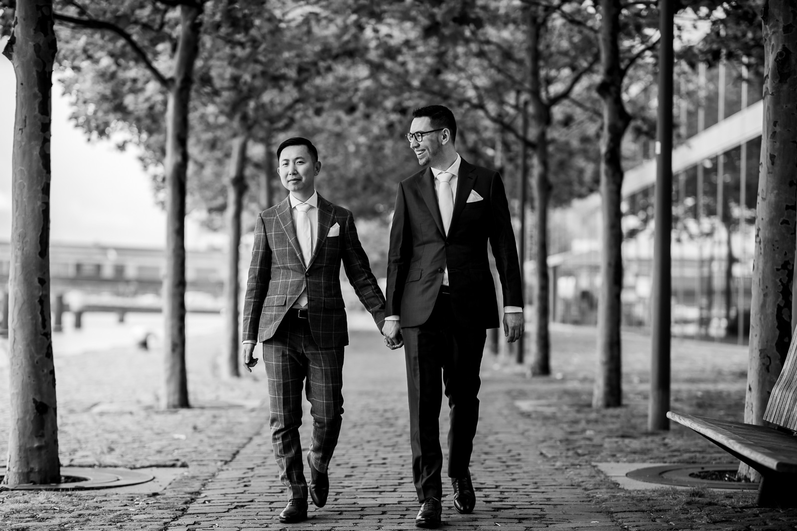 Fotoshoot bij het water twee bruidegommen voor hun homohuwelijk in Rotterdam