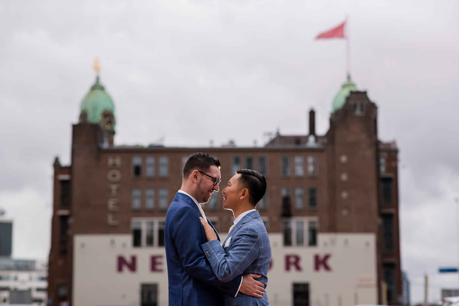 Fotoshoot met twee bruidegommen bij hotel New York homohuwelijk in Rotterdam