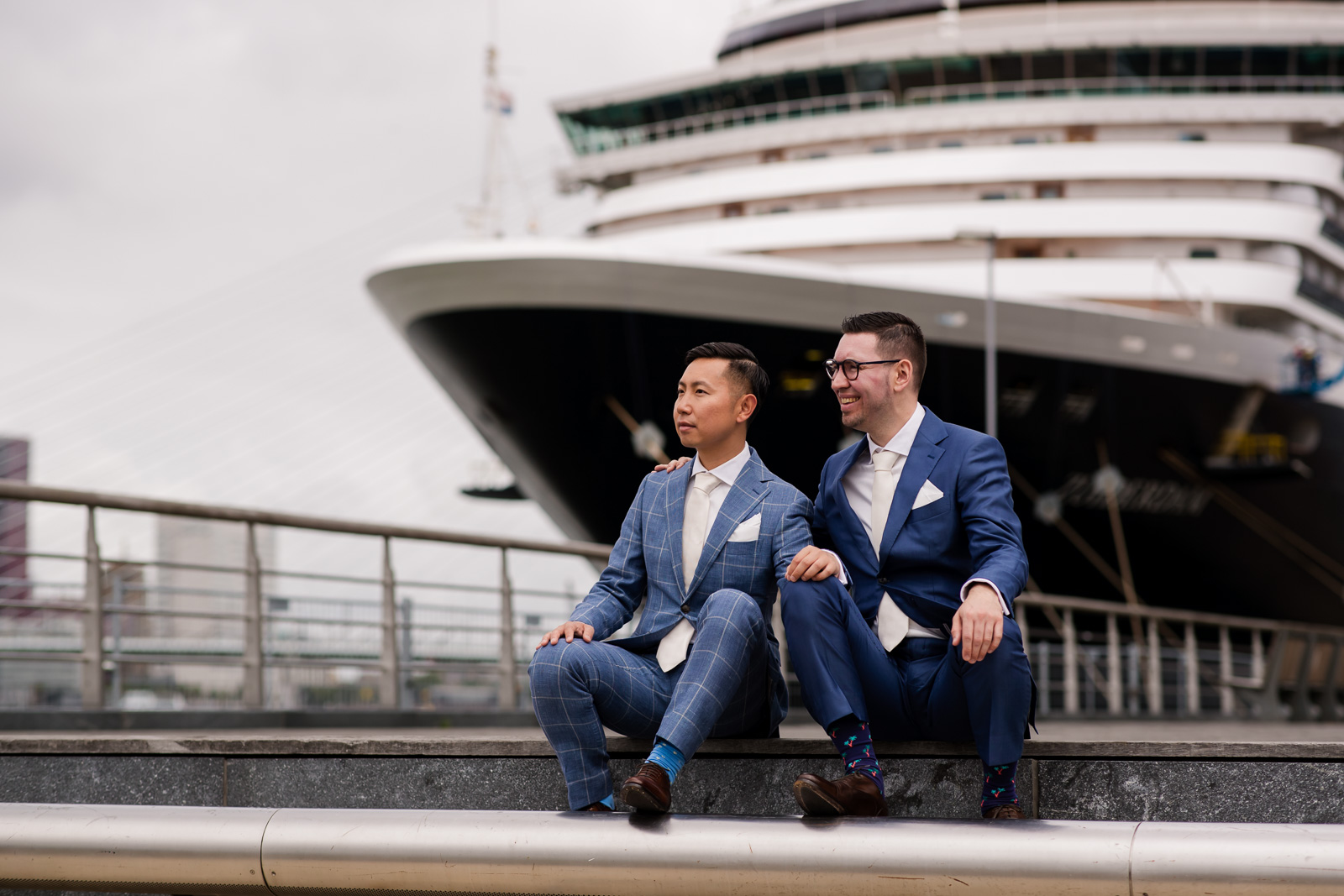Fotoshoot met twee bruidegommen voor holland Amerika lijn homohuwelijk in Rotterdam