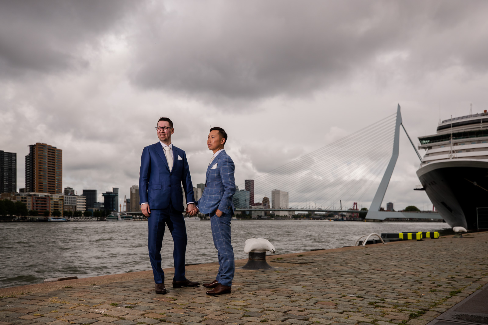 Fotoshoot met twee bruidegommen aan de Maas voor hun homohuwelijk in Rotterdam