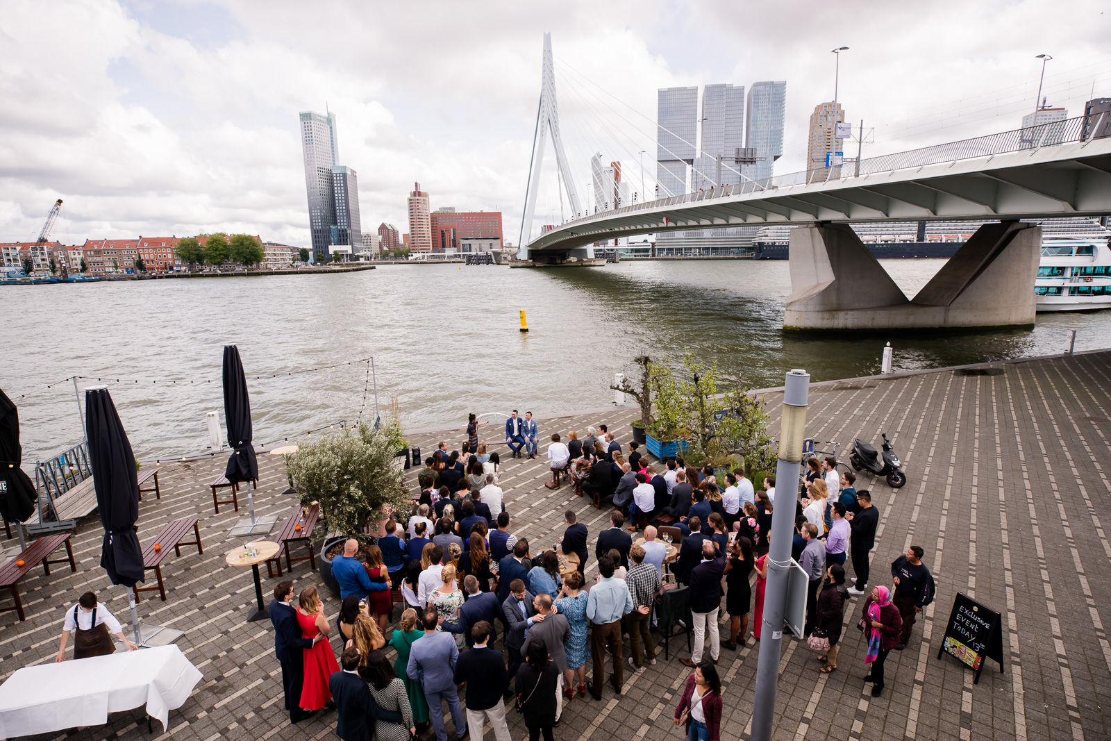 Trouwceremonie homohuwelijk bij cafe Prachtig aan de Maas in Rotterdam