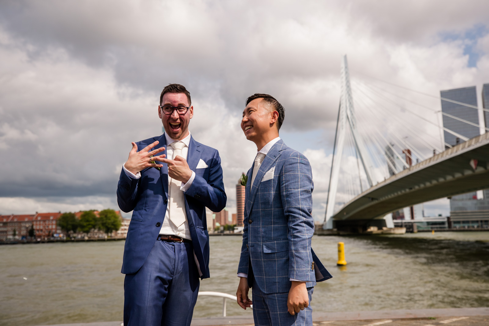 De ringen tijdens Trouwceremonie homohuwelijk bij cafe Prachtig aan de Maas in Rotterdam