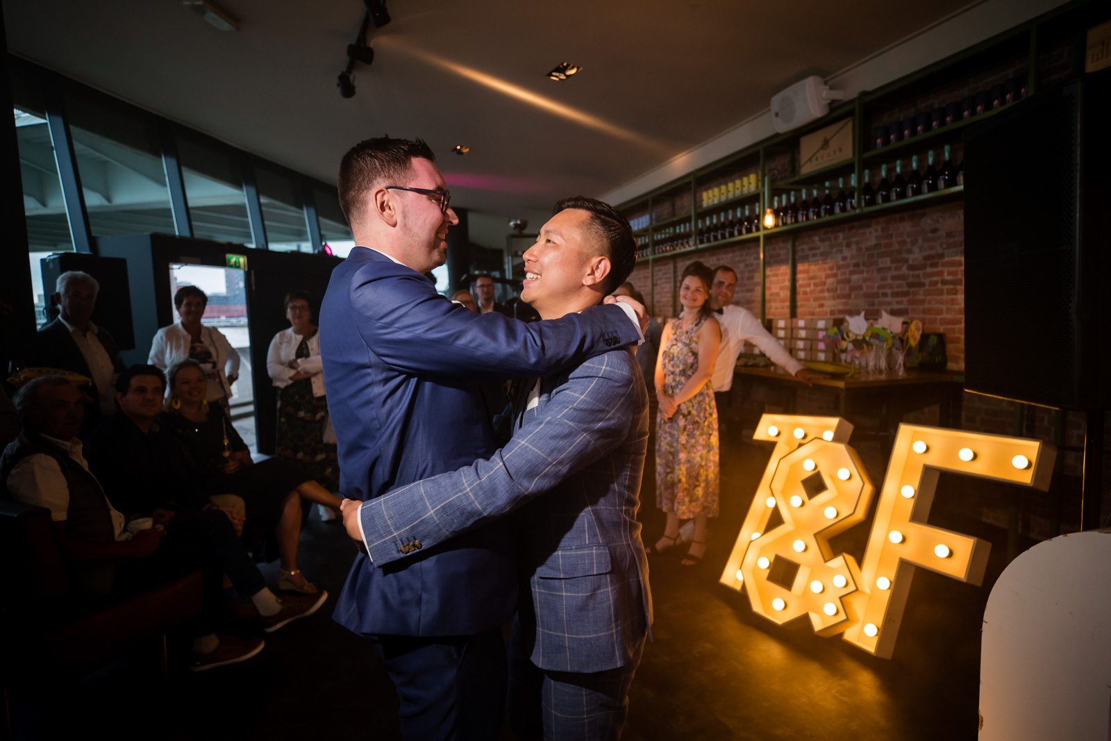 Eerste dans homohuwelijk in Cafe Prachtig aan de Maas in Rotterdam