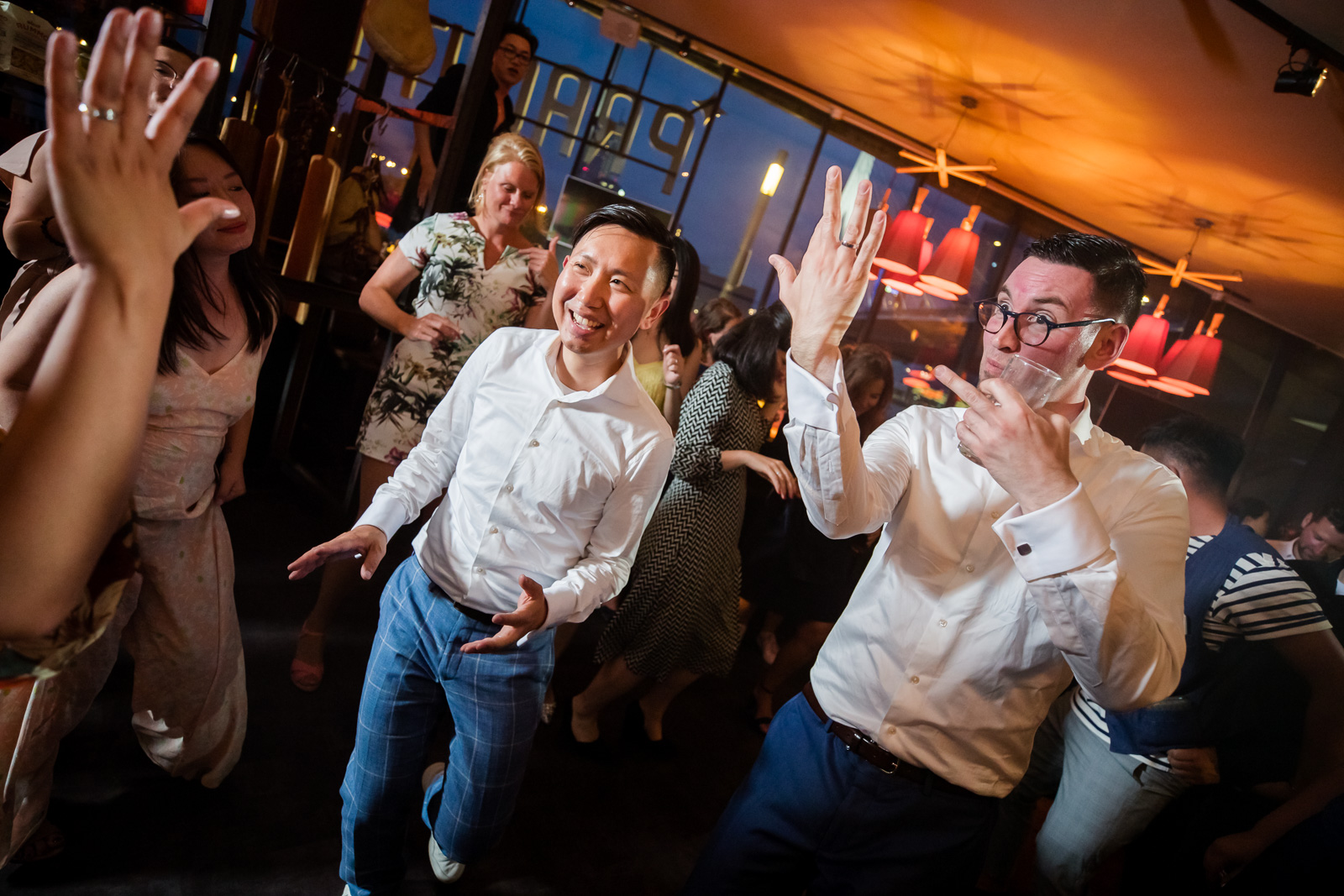 Trouwfeest bij Erasmusbrug homohuwelijk door bruidsfotograaf Rotterdam