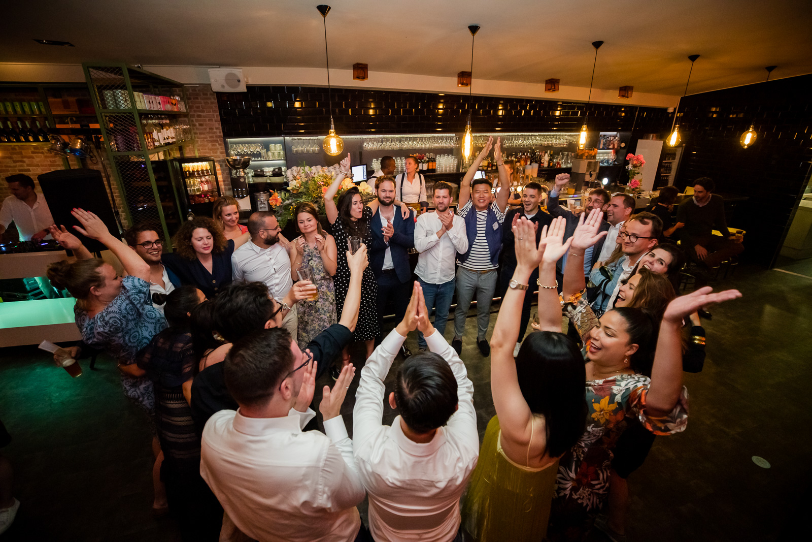 Beste vrienden groep Trouwfeest homohuwelijk door bruidsfotograaf Rotterdam