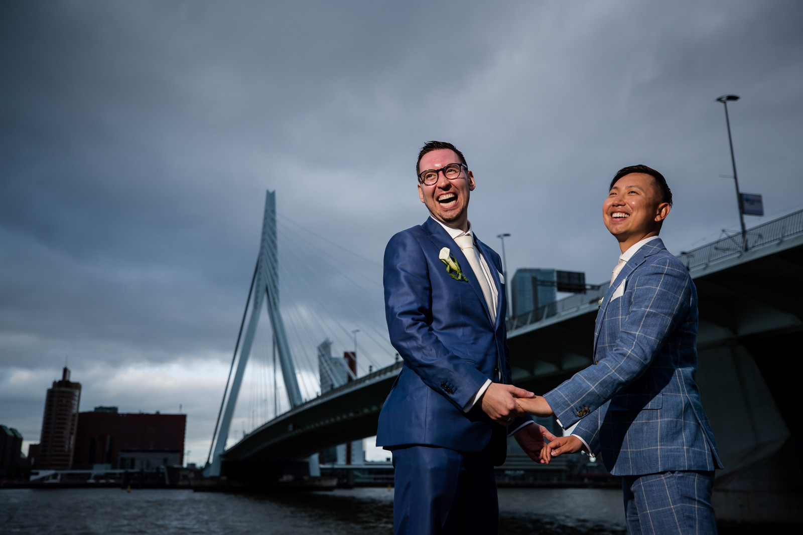 Even een korte pauze van Trouwfeest homohuwelijk door bruidsfotograaf Rotterdam