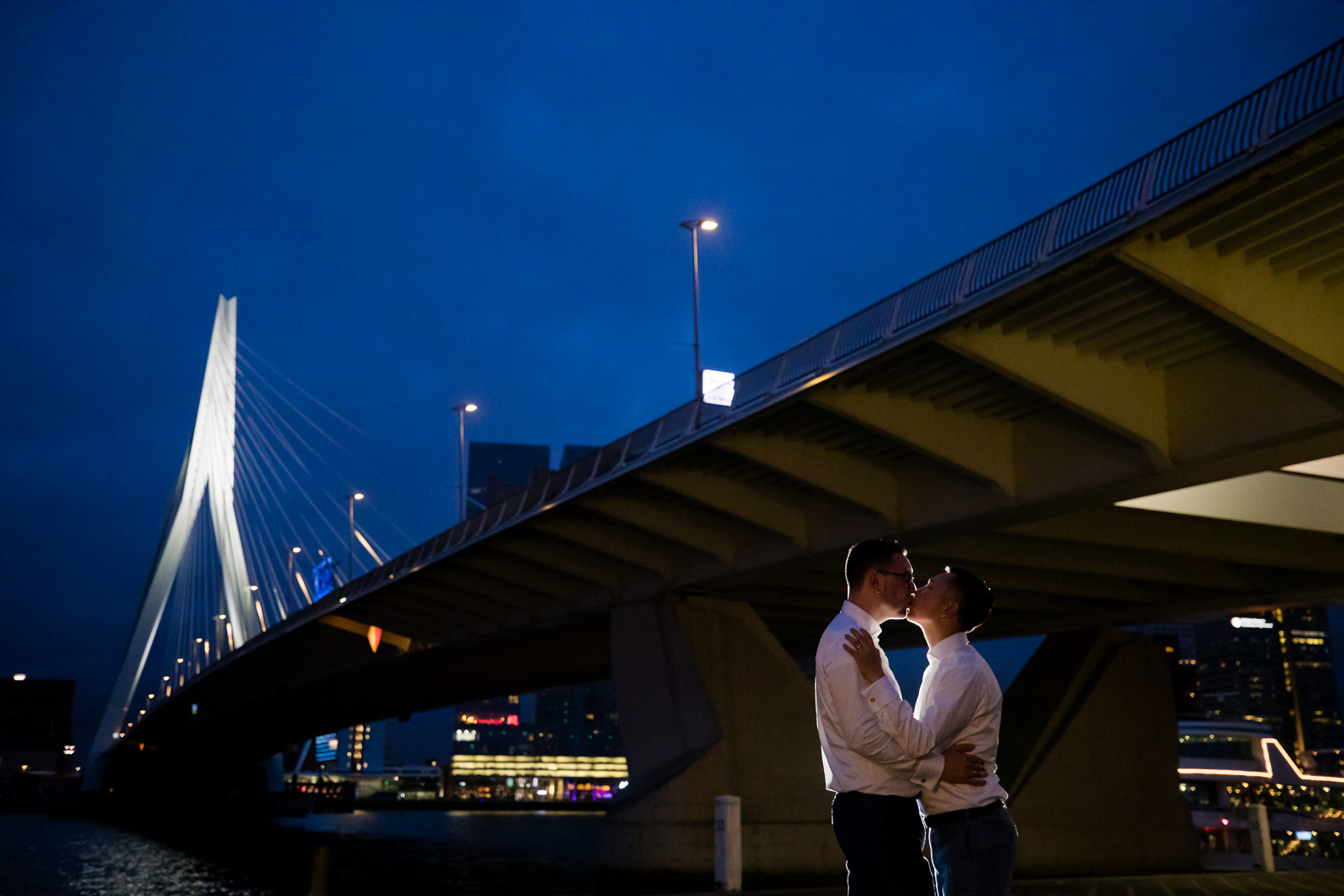Avond fotoshoot bij Erasmusbrug homohuwelijk door bruidsfotograaf Rotterdam