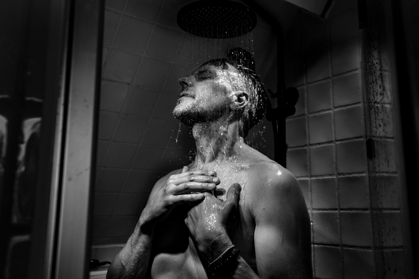 Artistieke zwart-wit foto van bruidegom Gerrit onder de douche tijdens de ochtendroutine.