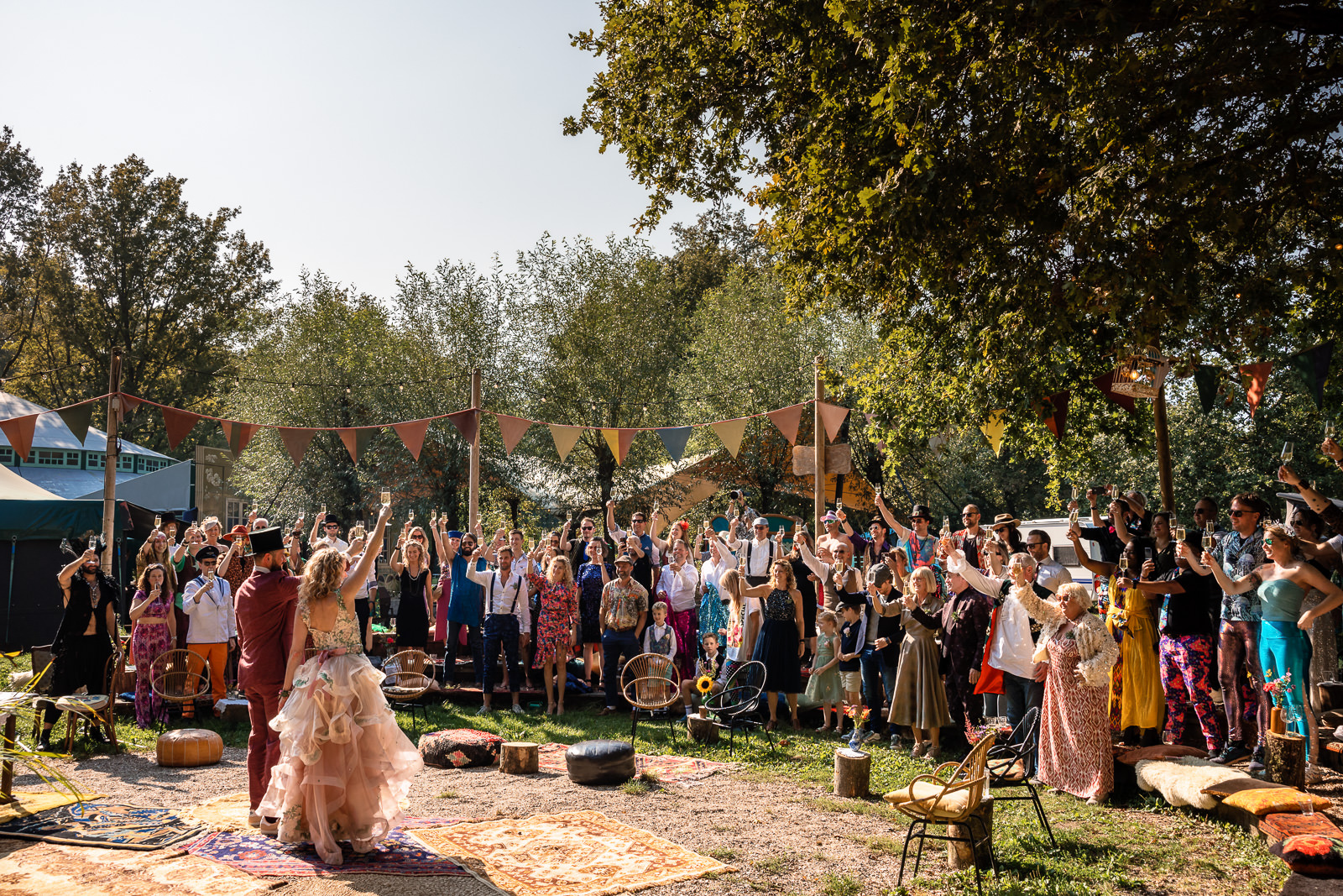 Festival Bruiloft Camping de lievelinge toost op het getrouwde bruidspaar Trouwfotograaf Den Haag Paco van Leeuwen