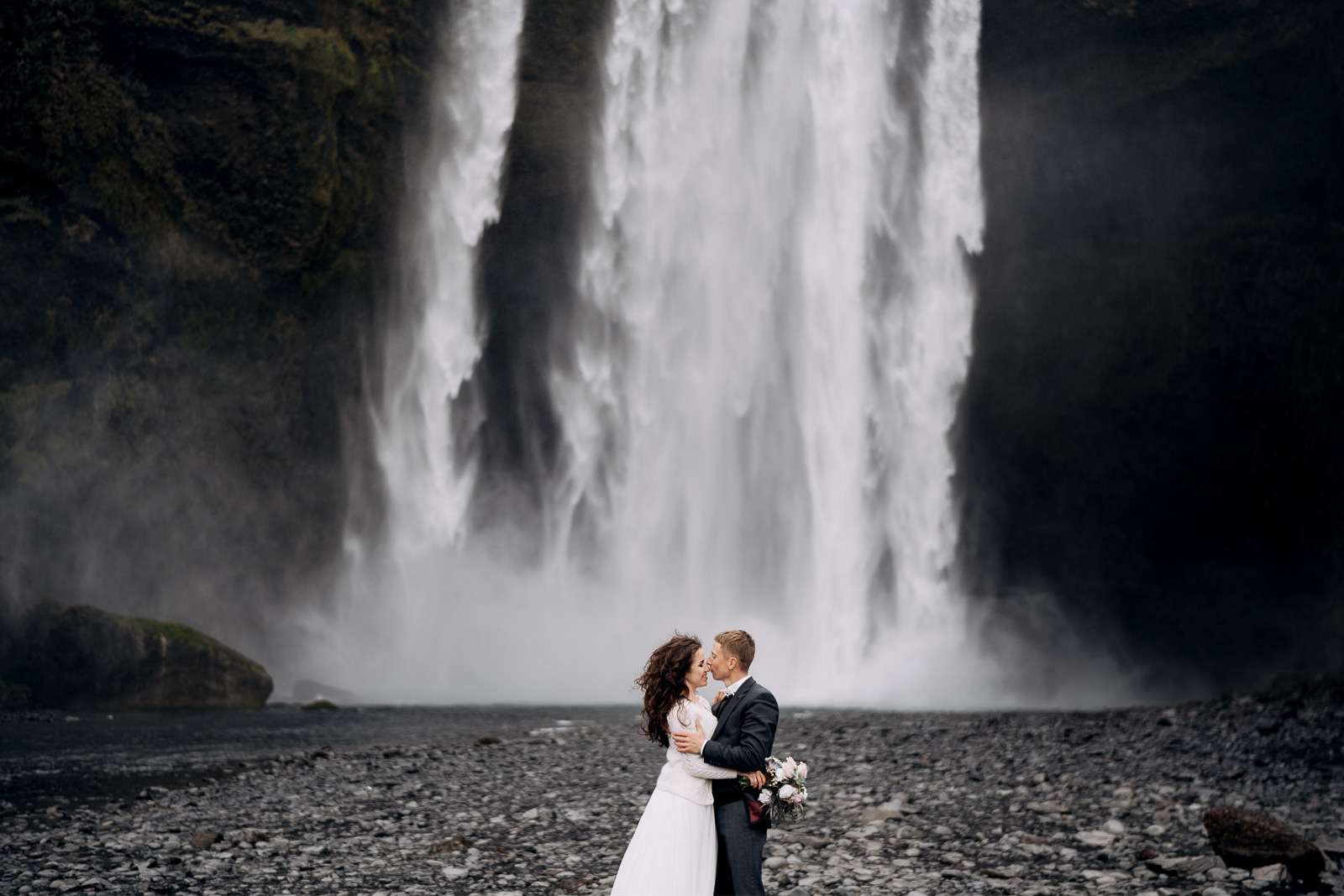 After wedding shoot bruidspaar in Ijsland bij een waterval