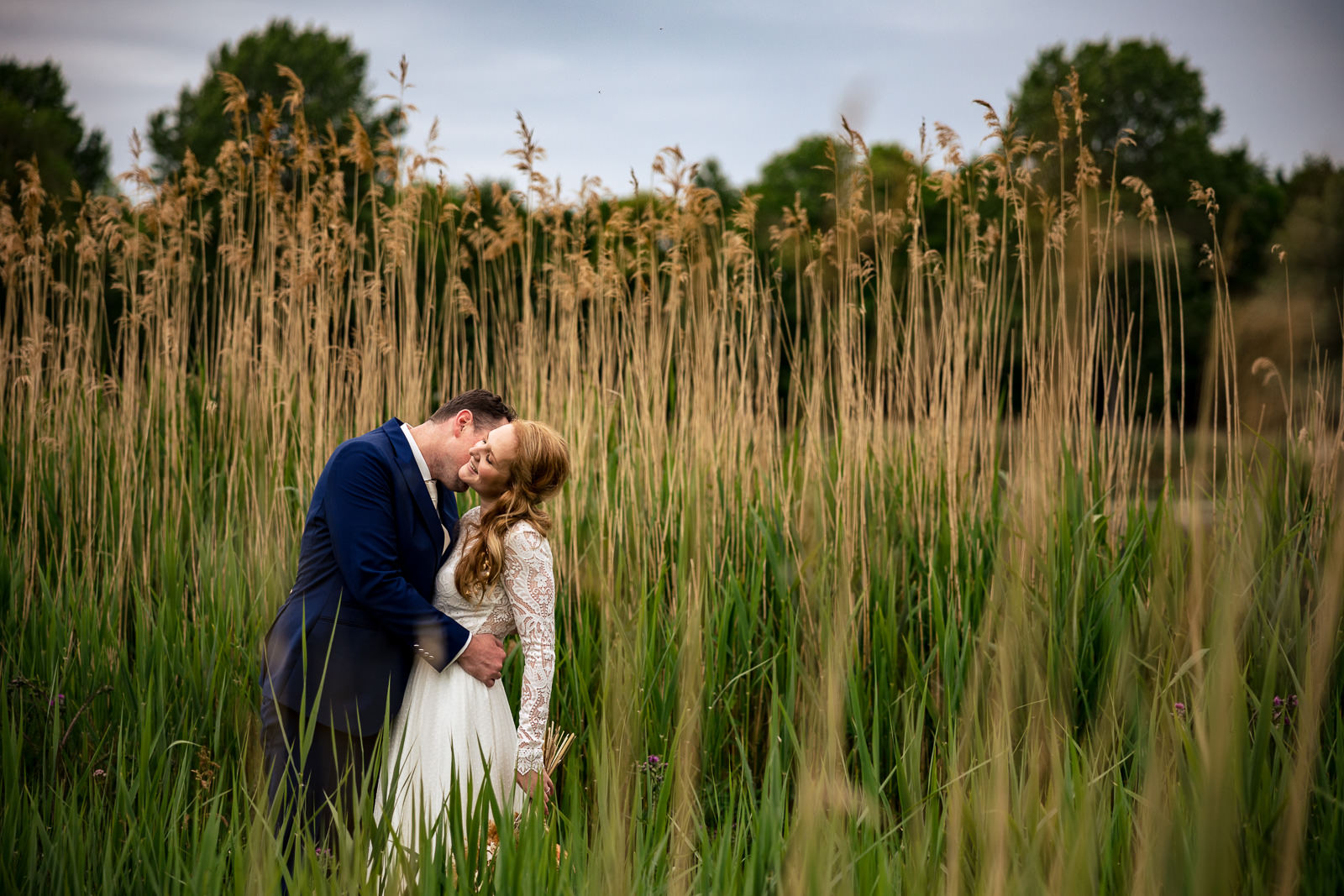 Trouwfotograaf Den Haag fotoshoot met bruidspaar bij het water