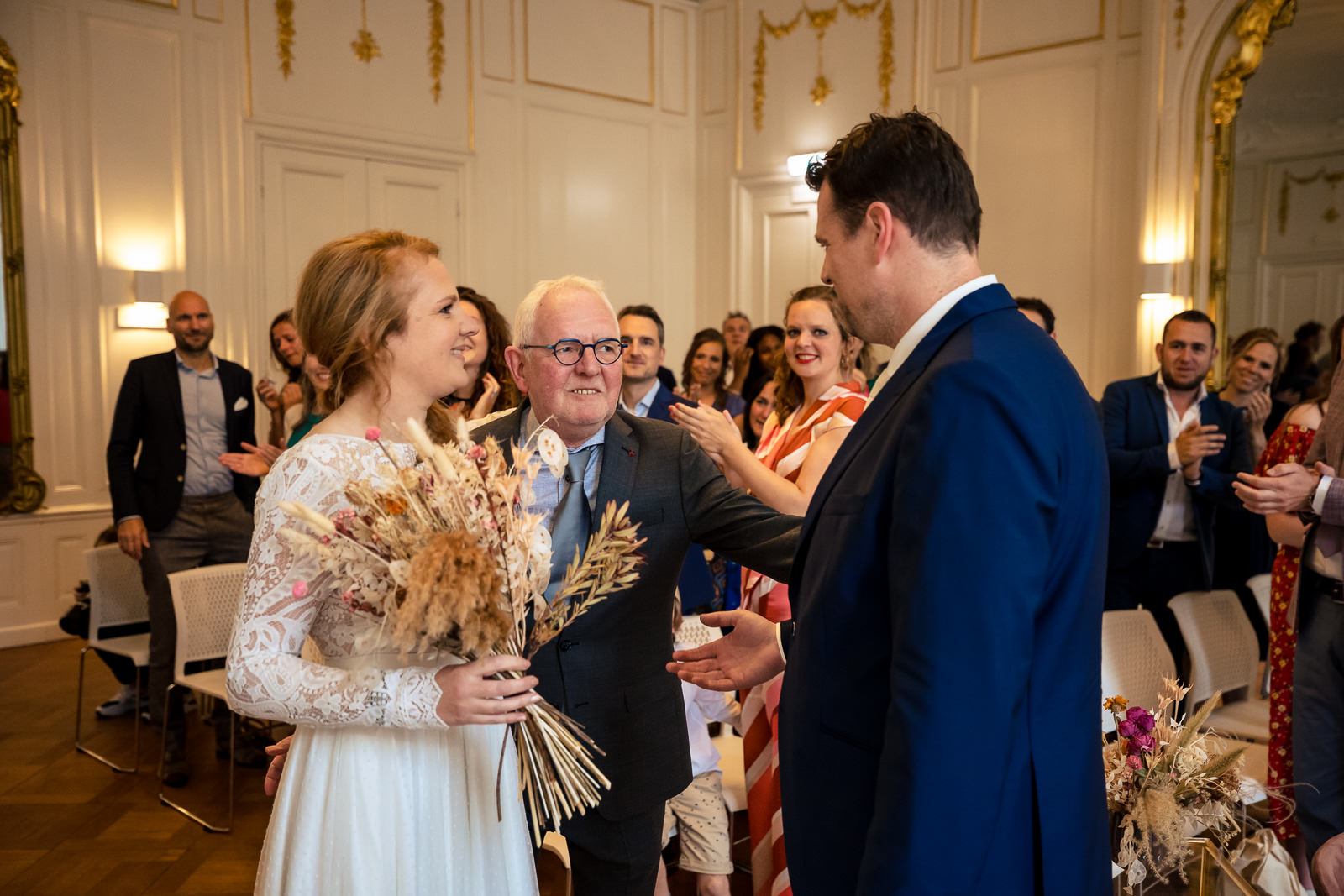 entree bruid met vader trouwceremonie Spaansche Hof Den Haag
