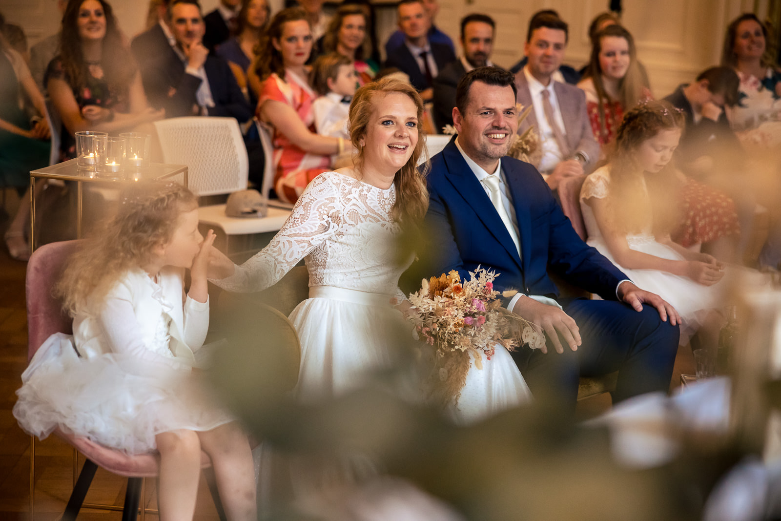 bruidsmeisje kust bruid tijdens trouwceremonie Spaansche Hof Den Haag