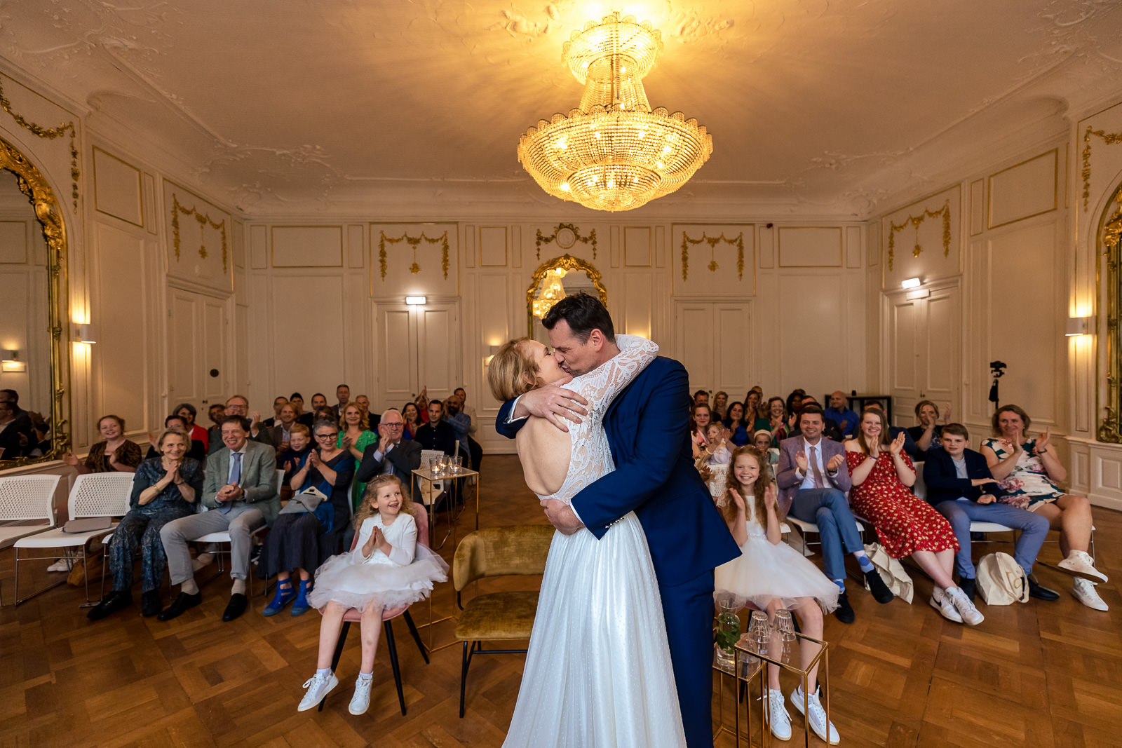 First kiss bruidspaar trouwceremonie Spaansche Hof Den Haag