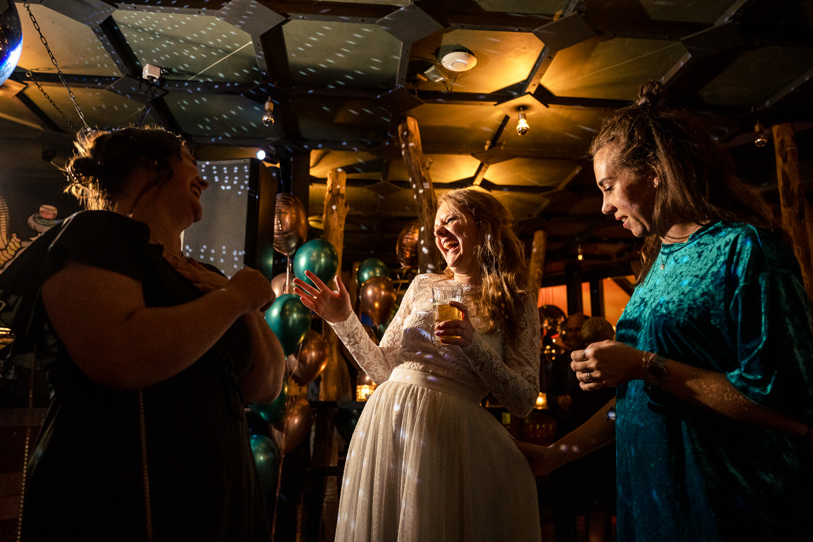 dansende bruid bij trouwfeest Bleyenberg Den Haag