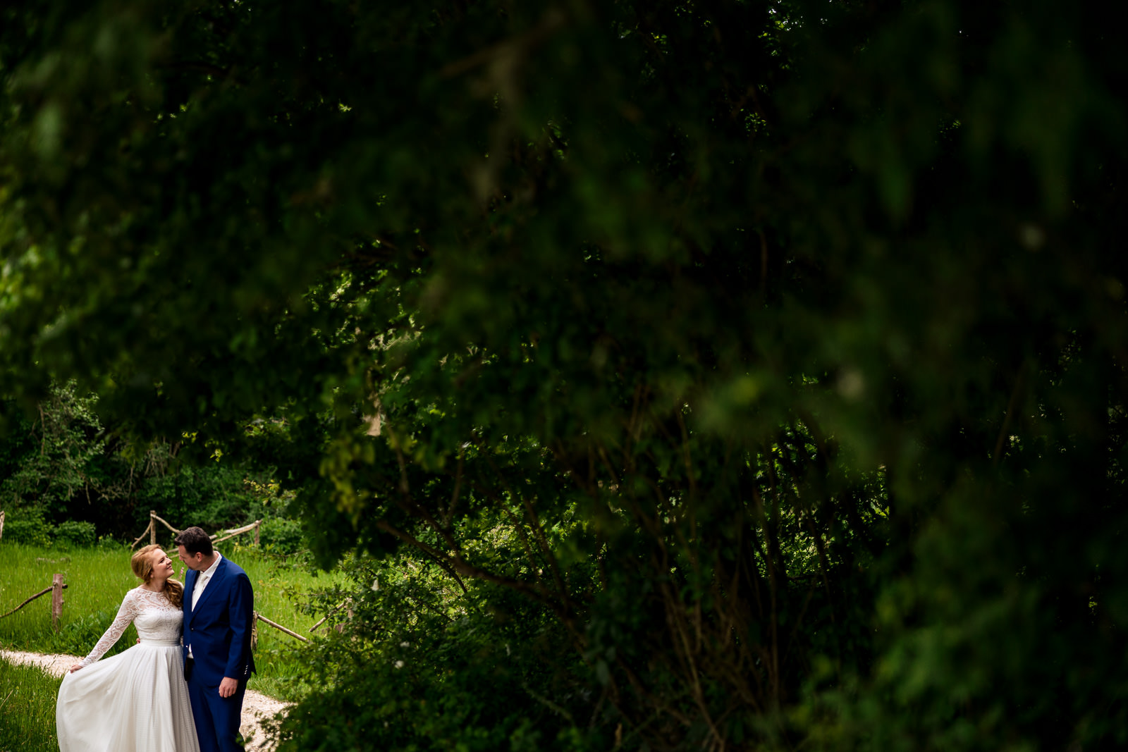 Trouwfotograaf Den Haag fotoshoot in een park met bruidspaar
