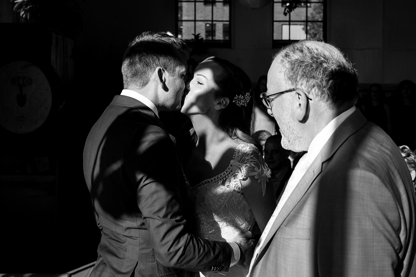 Trouwfotograaf Zutphen Trouwceremonie Het Koelhuis Zutphen weggeef moment bruid