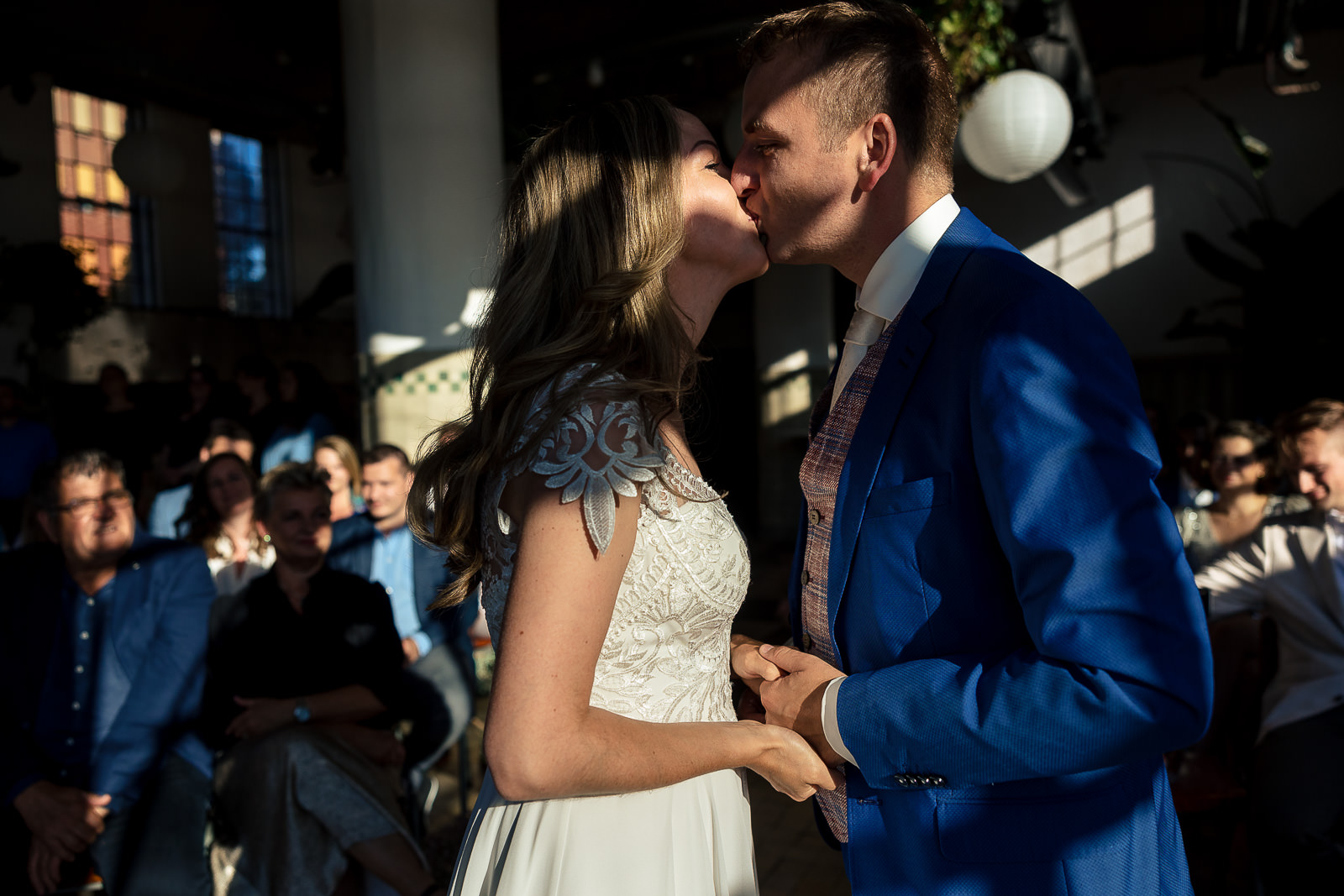 Trouwfotograaf Zutphen Trouwceremonie Het Koelhuis Zutphen first kiss