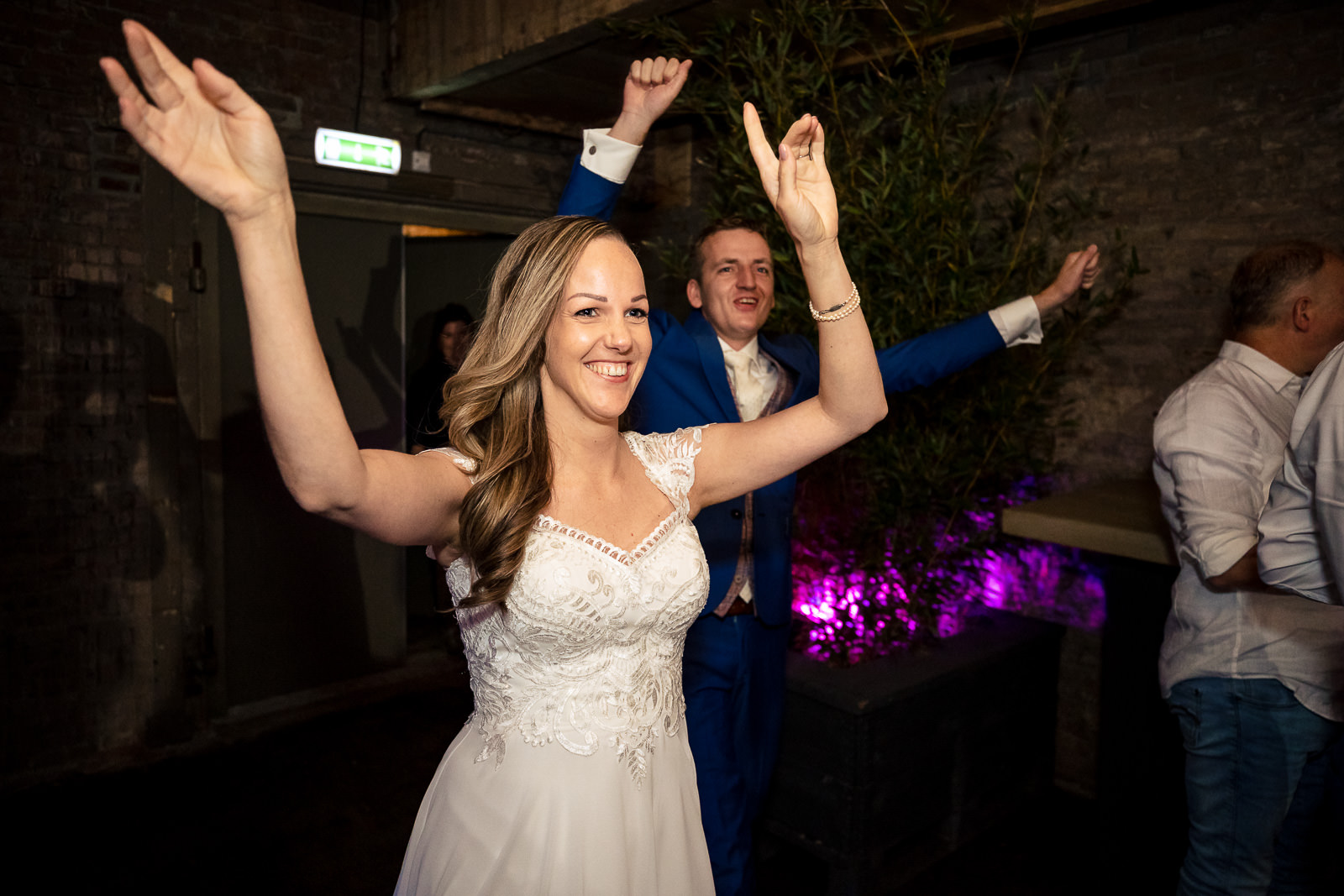 Trouwfotograaf Zutphen feest entree bruidspaar bij Het Koelhuis Zutphen