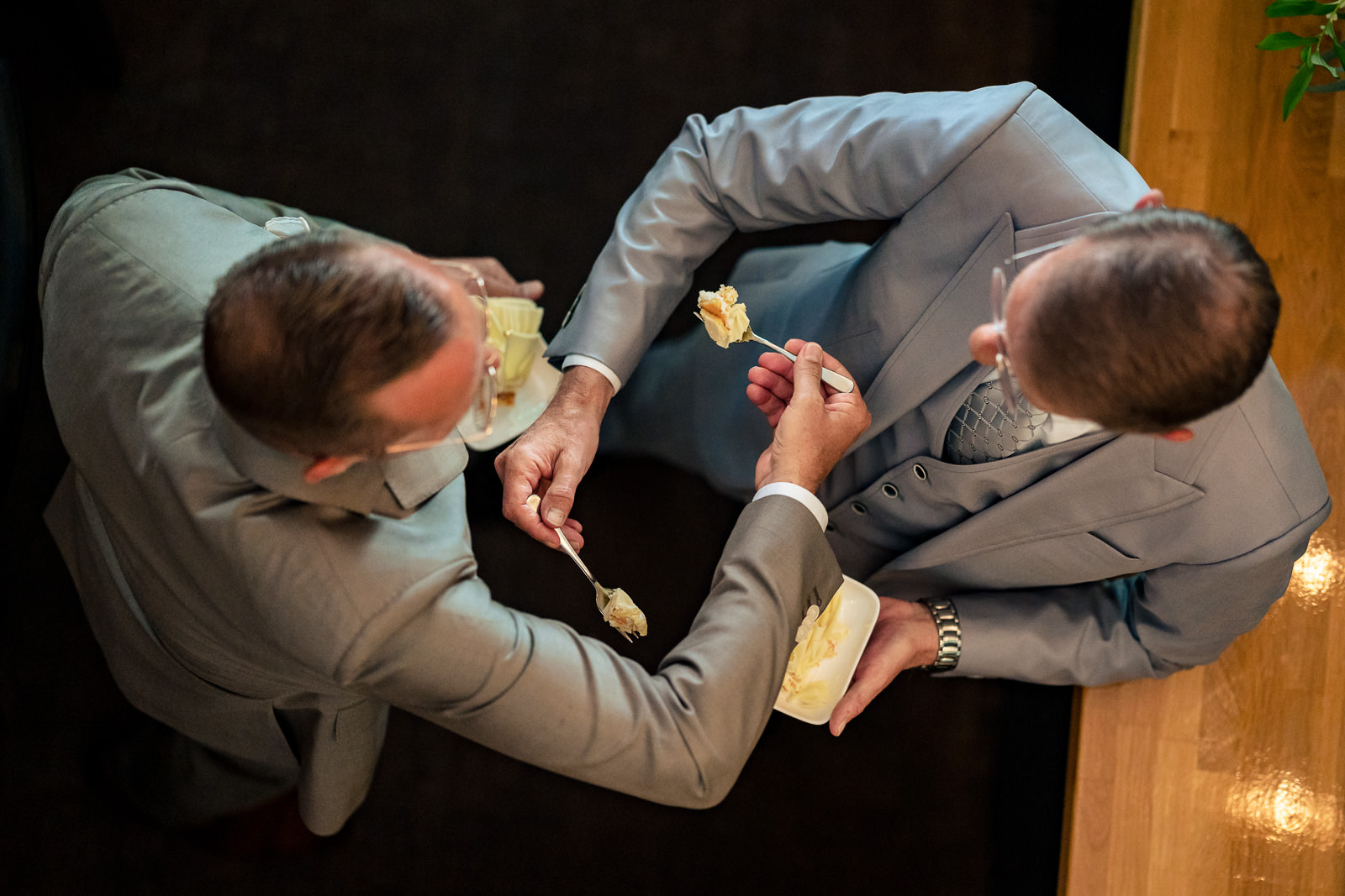 Trouwfotograaf Homohuwelijk Den Haag taart moment