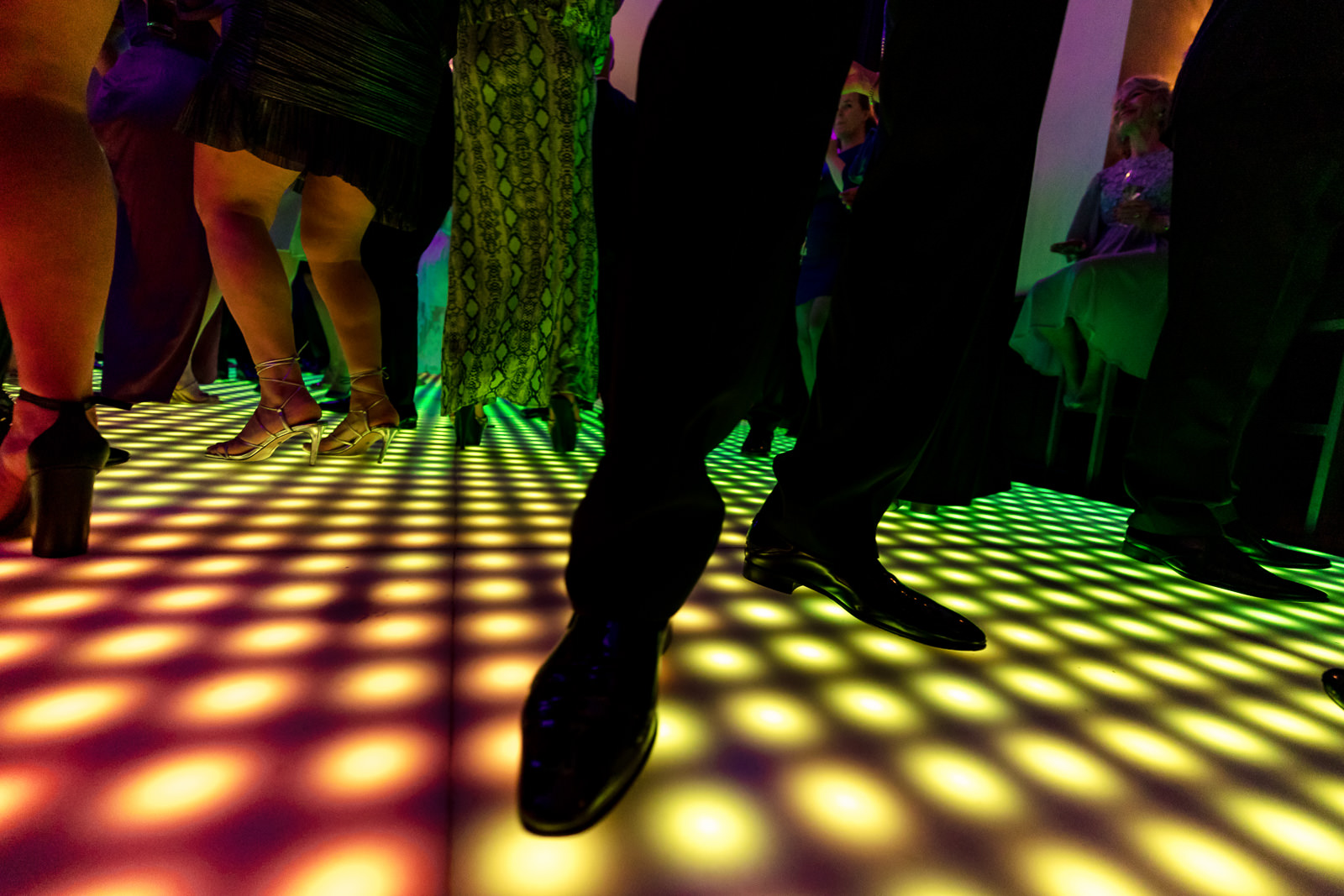Trouwfotograaf Homohuwelijk Den Haag verlichte dansvloer tijdens trouwfeest Landgoed te Werve