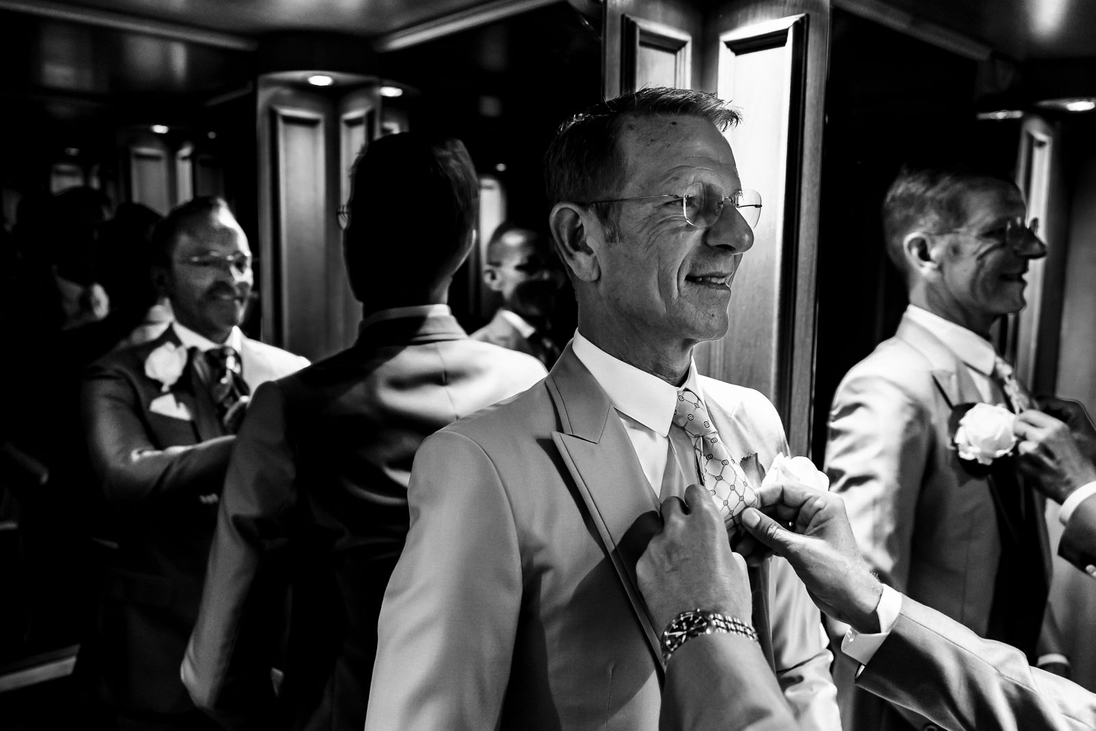 Homohuwelijk Den Haag Trouwfotograaf Laatste details in de lift van Carlton Ambassador Hotel goed doen