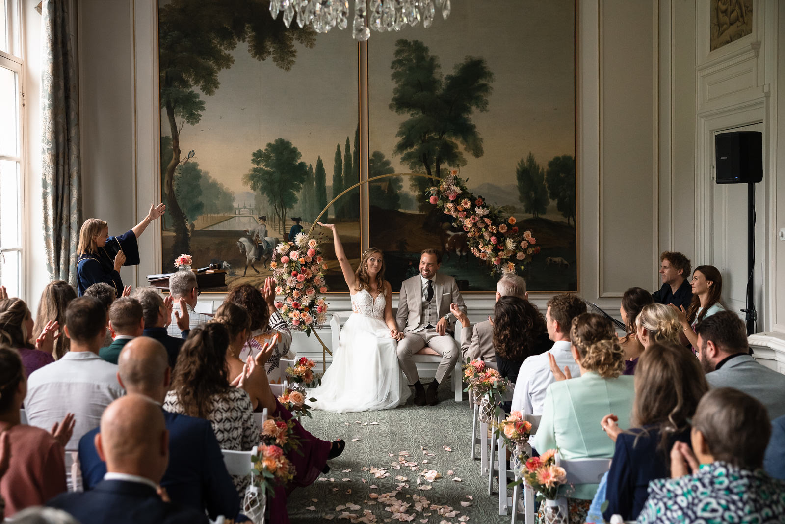 Trouwceremonie bij Kasteel Oud Poelgeest trouwambtenaar stelt bruidspaar voor