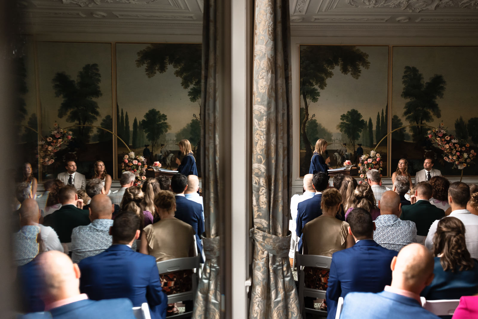Trouwceremonie bij Kasteel Oud Poelgeest creatief shot met spiegel