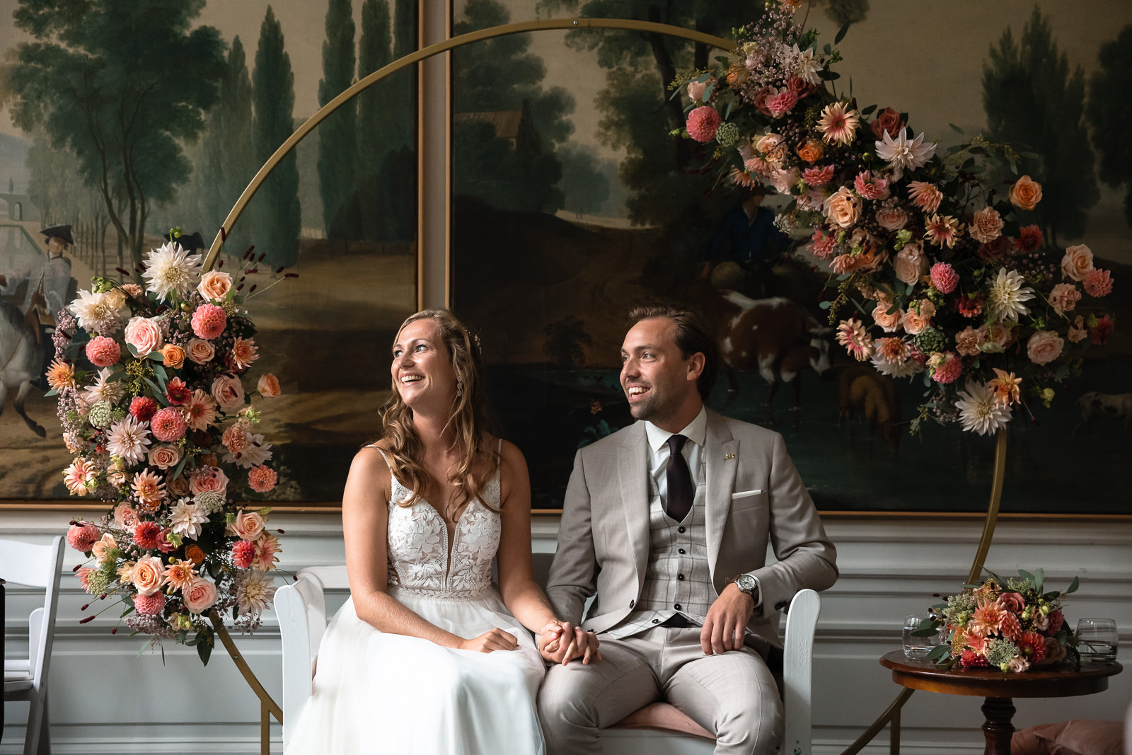 Trouwceremonie bij Kasteel Oud Poelgeest bruidspaar voor bloemenboog