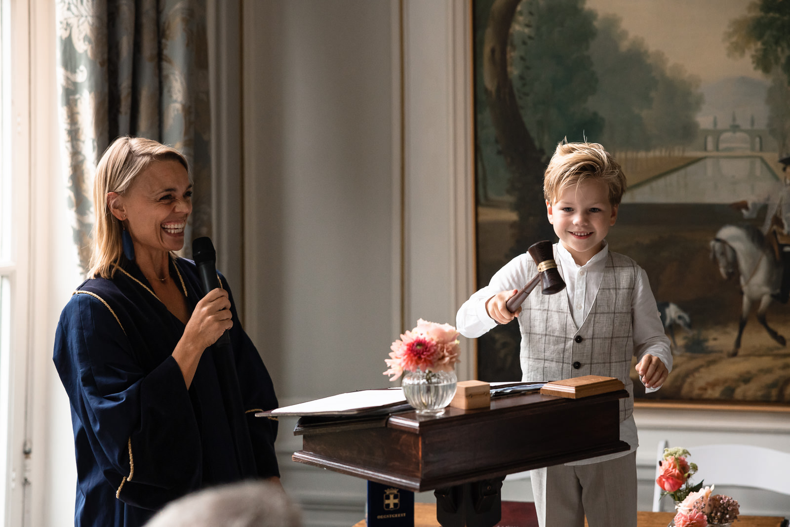 Trouwceremonie bij Kasteel Oud Poelgeest Zoontje slaat met hamer