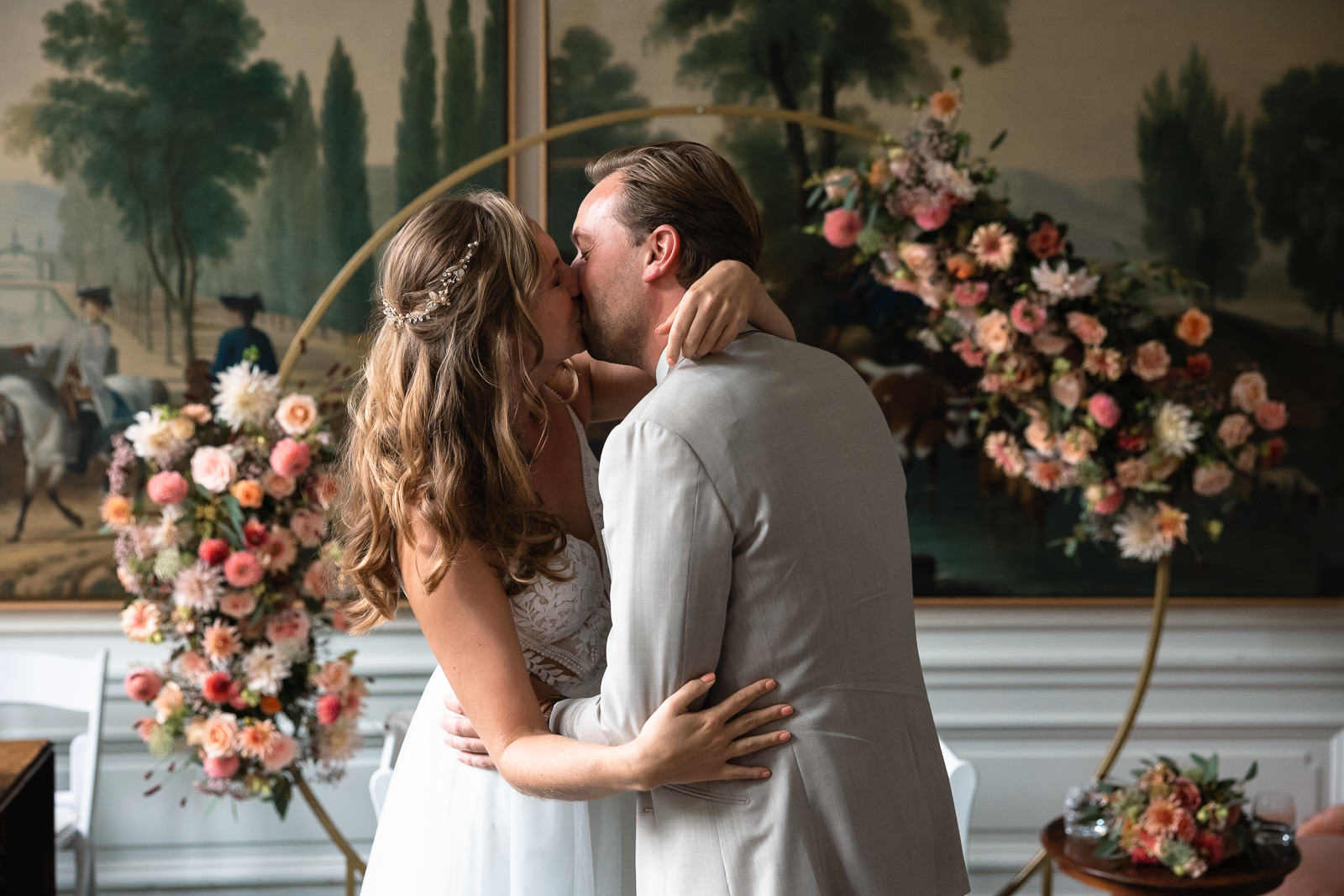 Trouwceremonie bij Kasteel Oud Poelgeest eerste kus bruidspaar