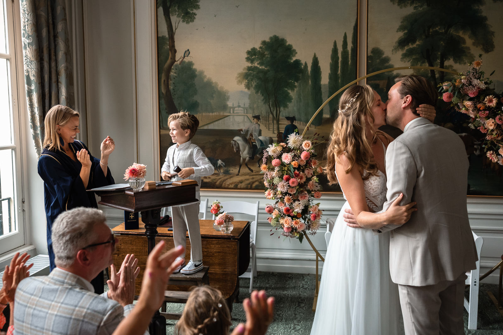 Trouwceremonie bij Kasteel Oud Poelgeest trouwambtenaar is trots op zoon bruidspaar