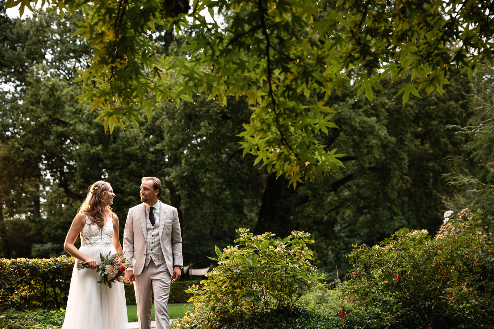 Fotoshoot bruidspaar bij Kasteel Oud Poelgeest 