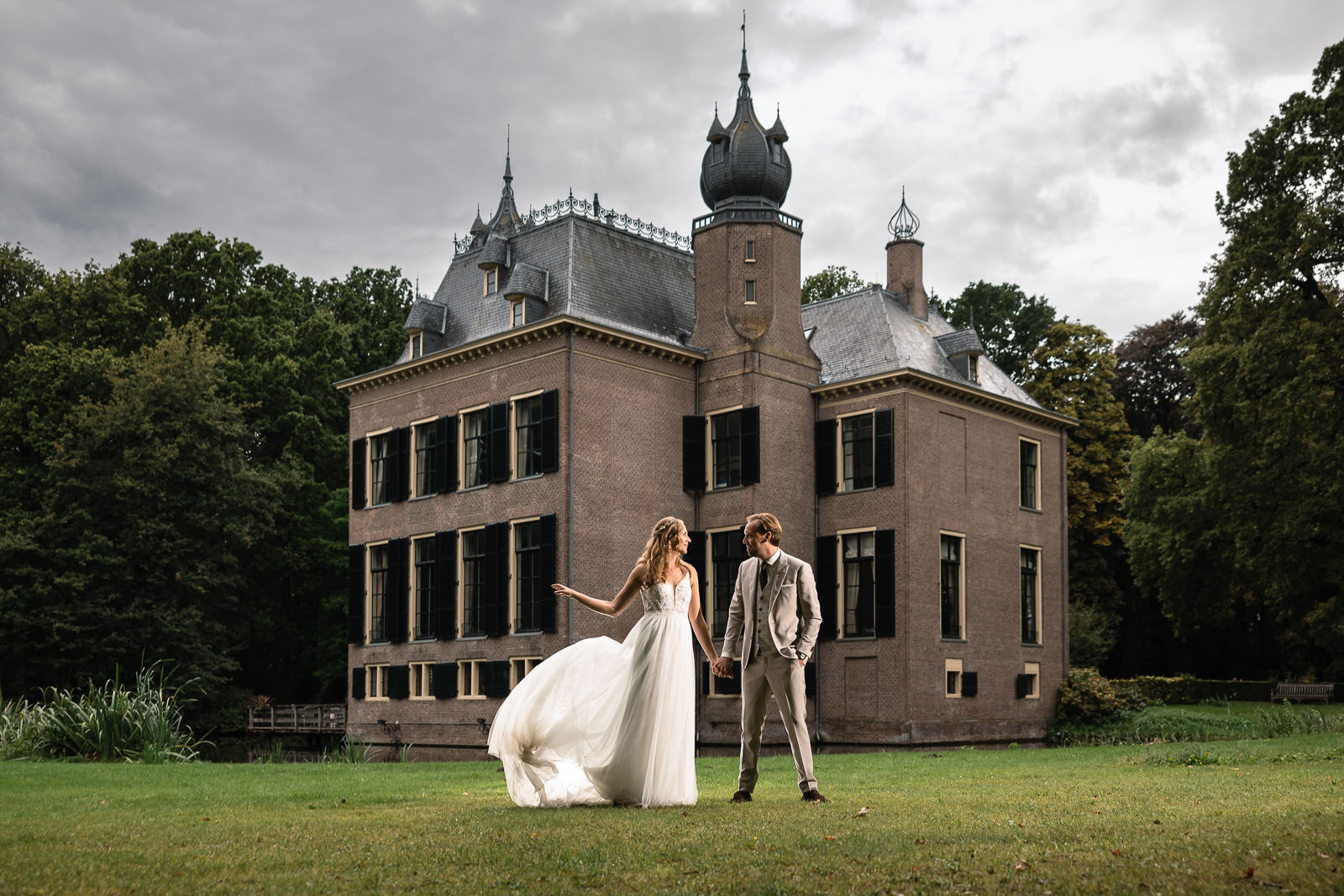 Fotoshoot bruidspaar voor het Kasteel Oud Poelgeest 