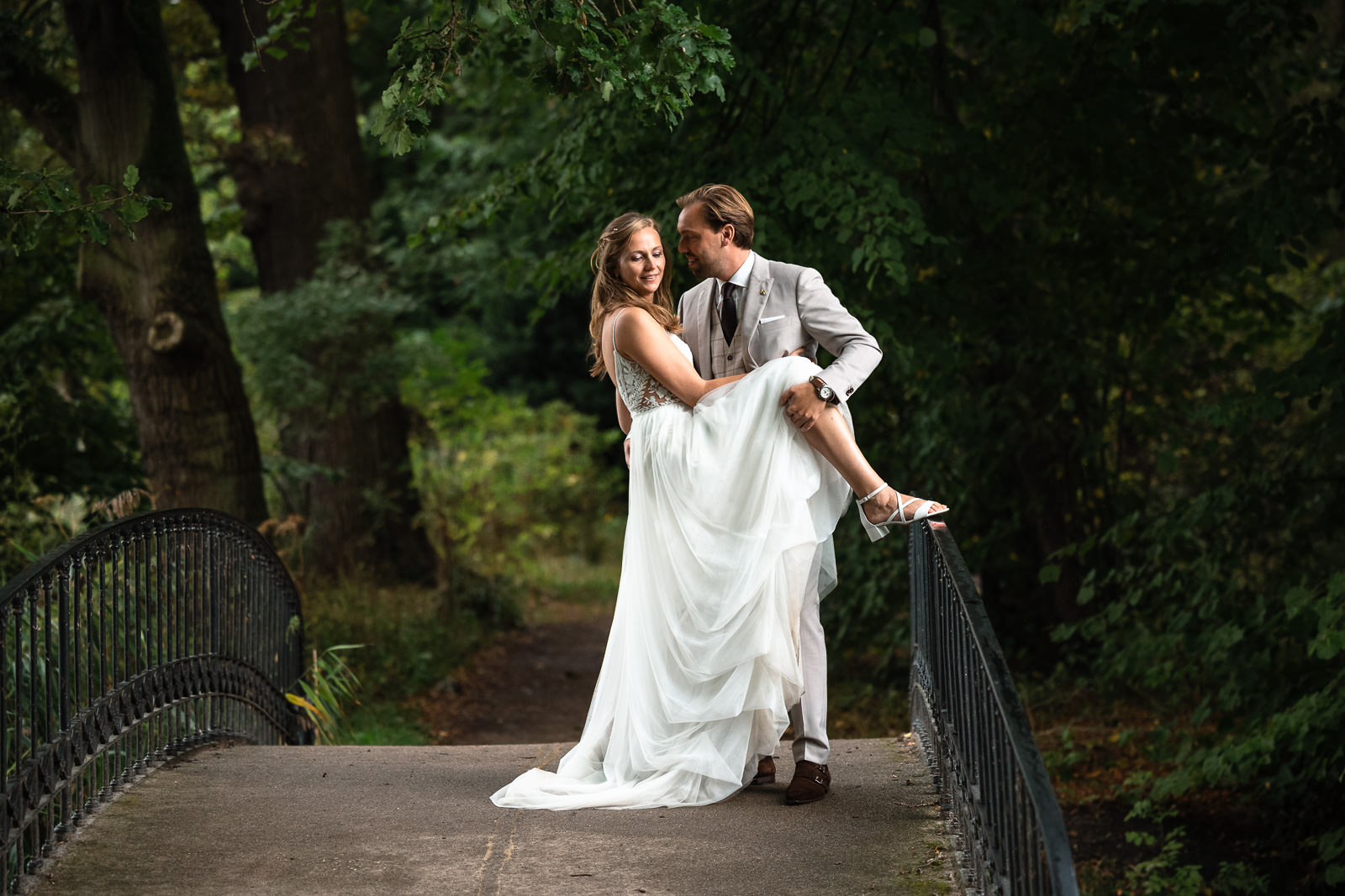 Fotoshoot bruidspaar op de brug  bij Kasteel Oud Poelgeest 