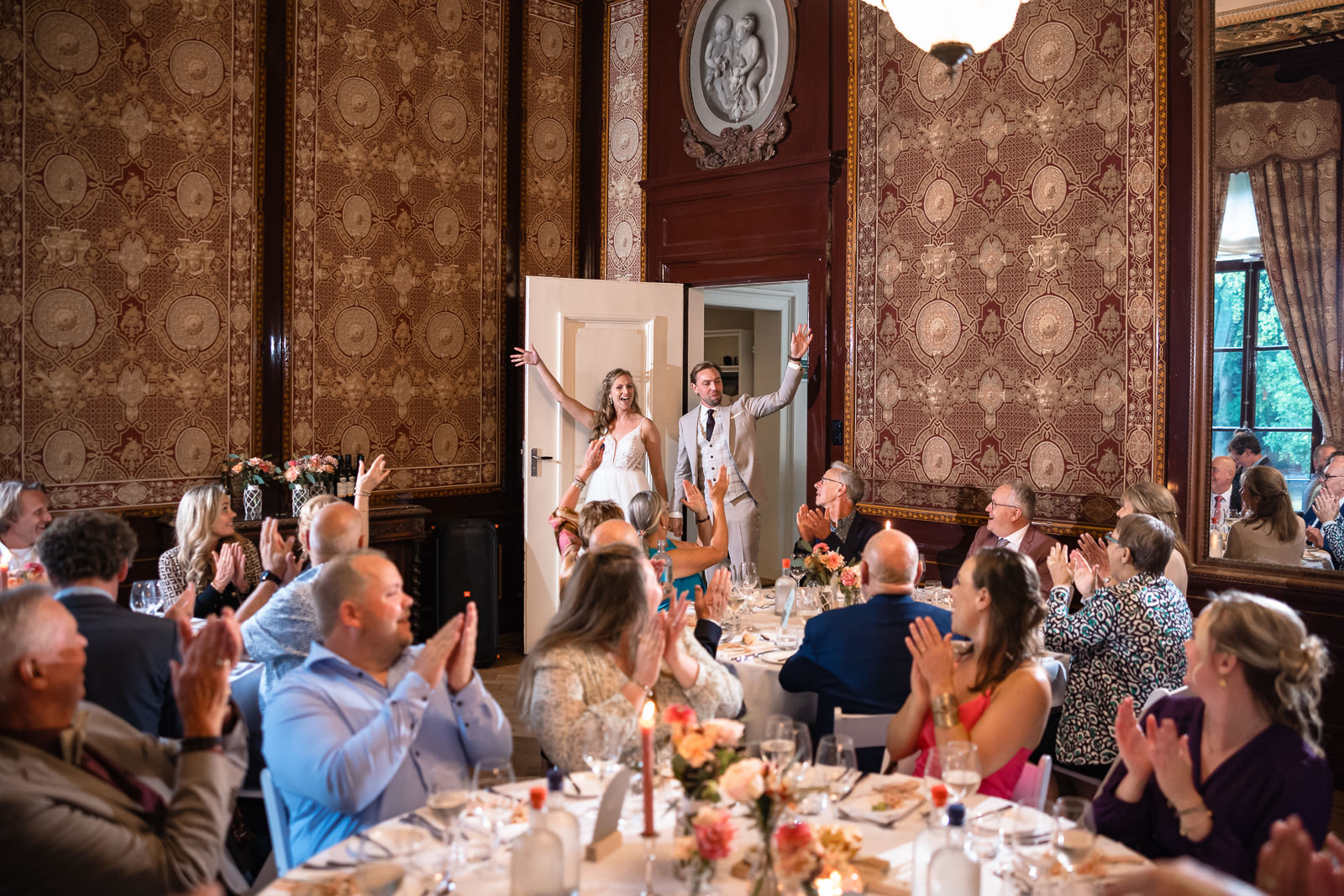 Entree bruidspaar voor het diner bij Kasteel Oud Poelgeest 